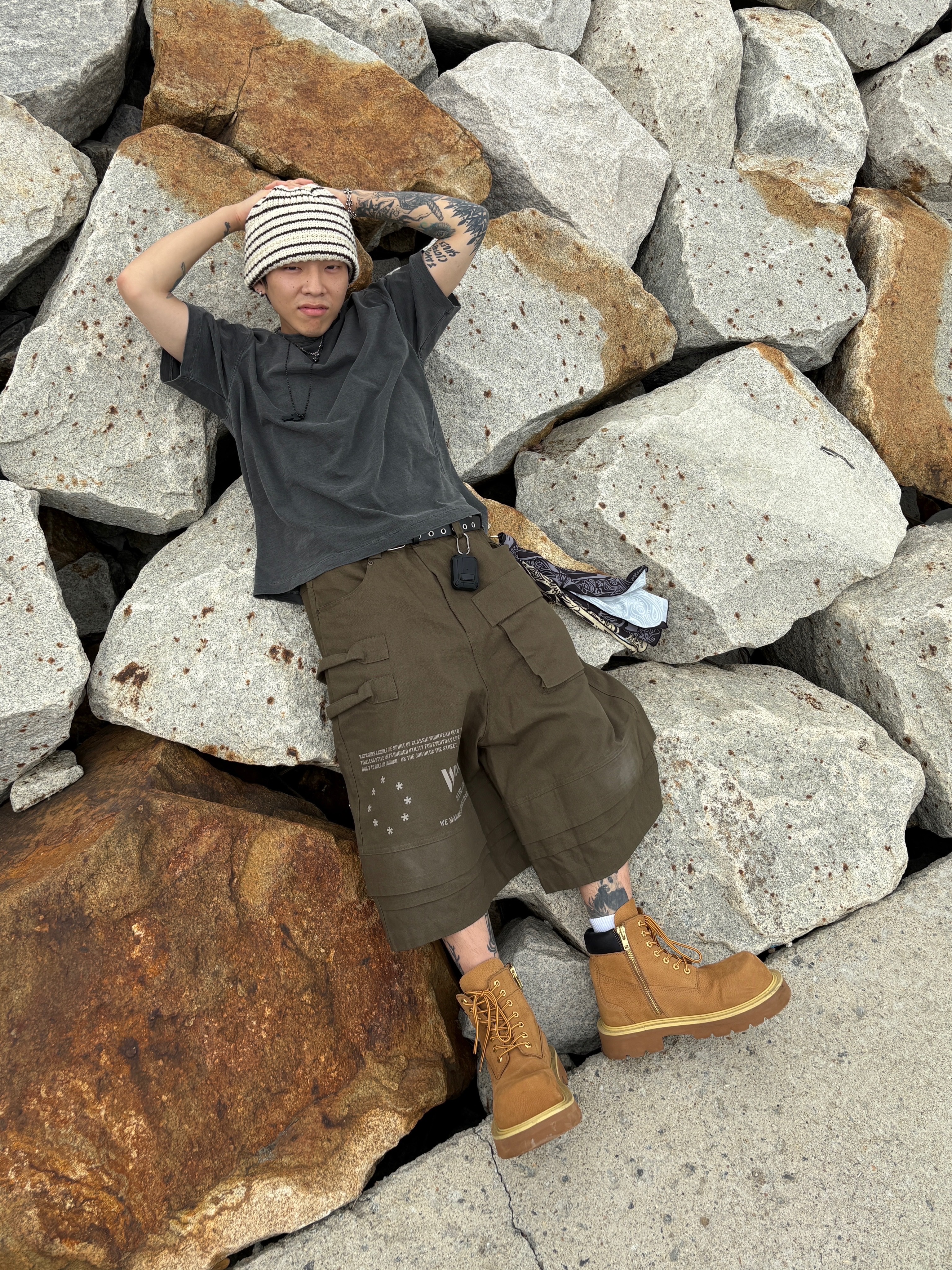 Wapworks Engineered Oxford Bermuda Khaki, Scudo Vintage Cube Drop Necklace 착용 스타일 - 5