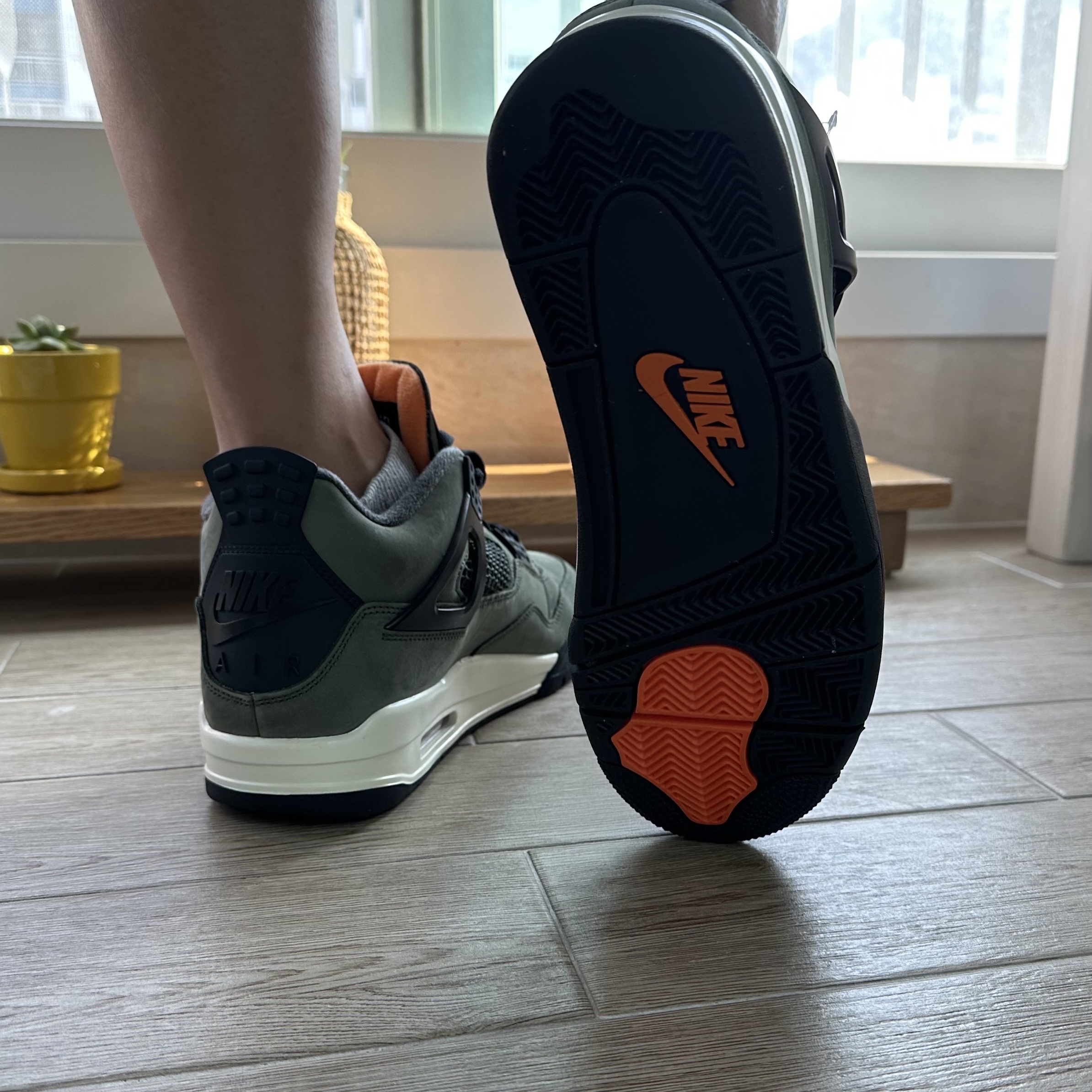 Jordan 4 x Undefeated Retro OG SP Deep Green and Clementine 착용 스타일 - 1