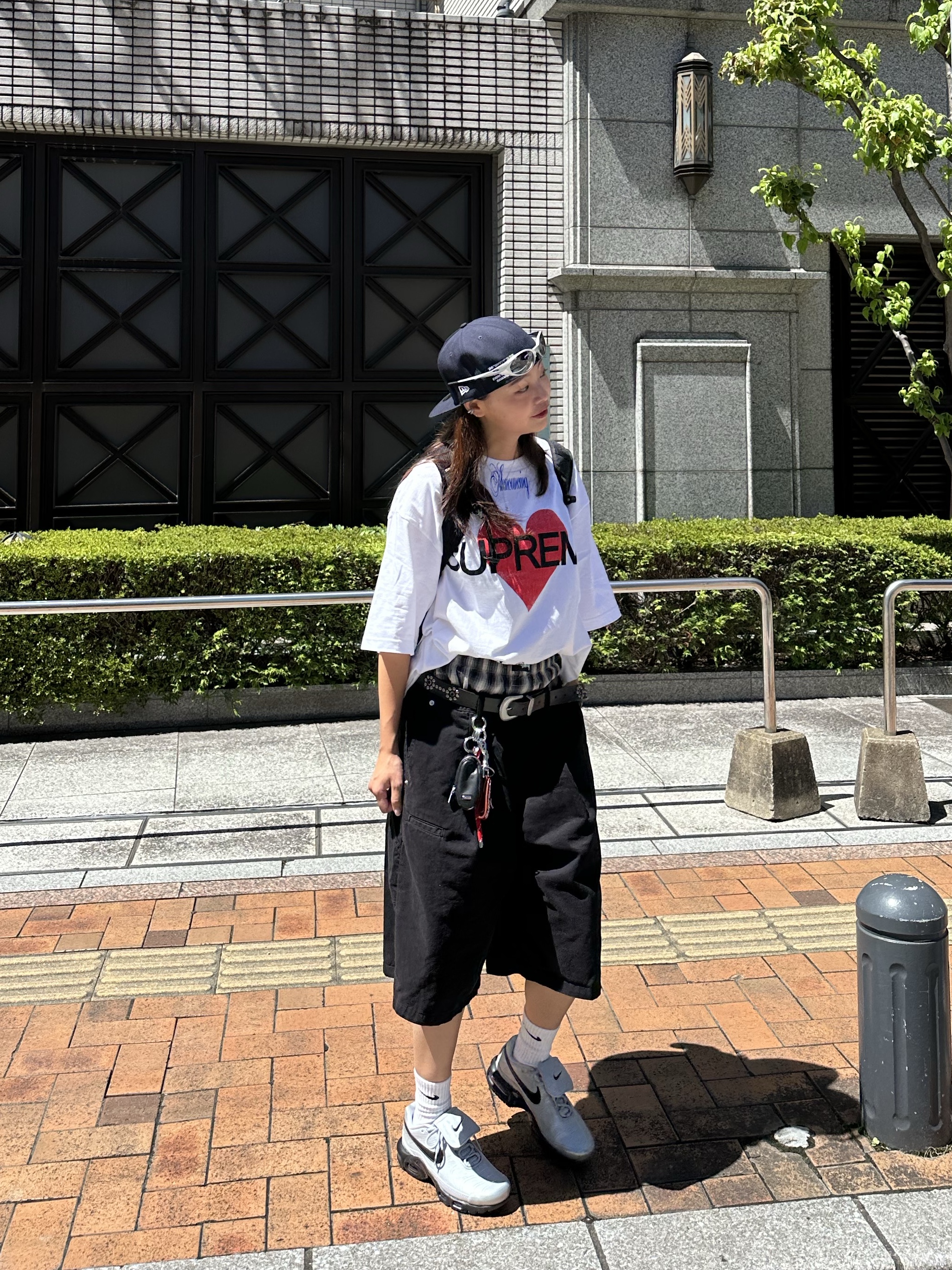 Nike Air Max Plus TNPO Wolf Grey and Black, Supreme Announcing T-Shirt White - 25SS 착용 스타일 - 5