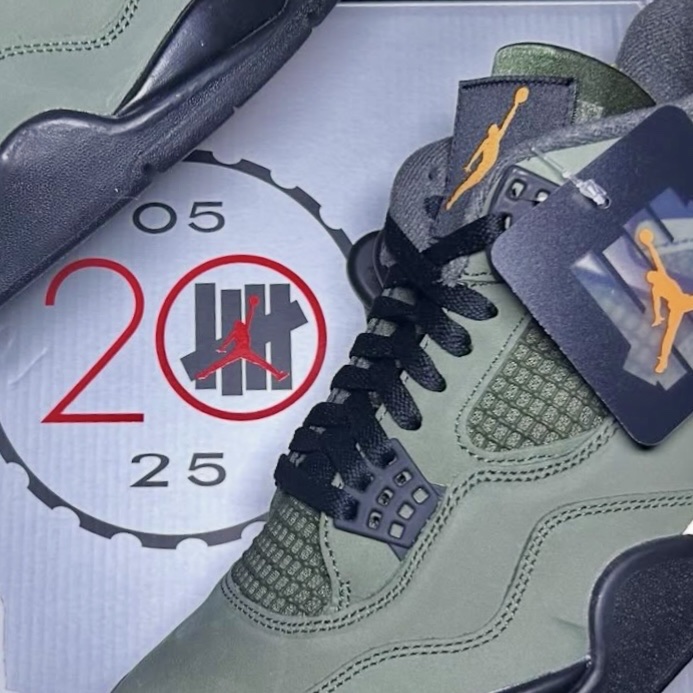 Jordan 4 x Undefeated Retro OG SP Deep Green and Clementine 착용 스타일 - 1