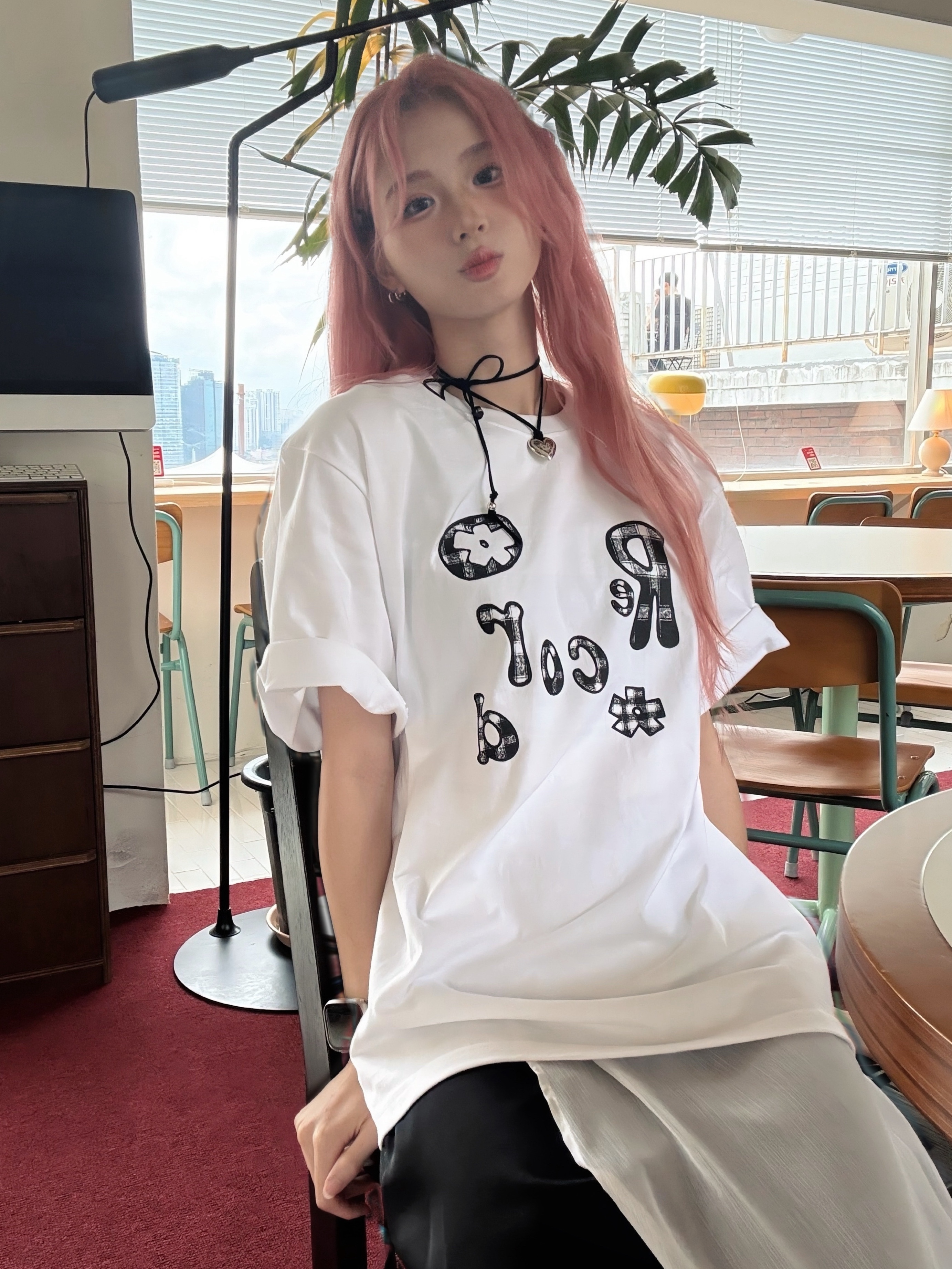 SLOW RECORD HOUSE Typo Play Record T-Shirt White 착용 스타일 - 2