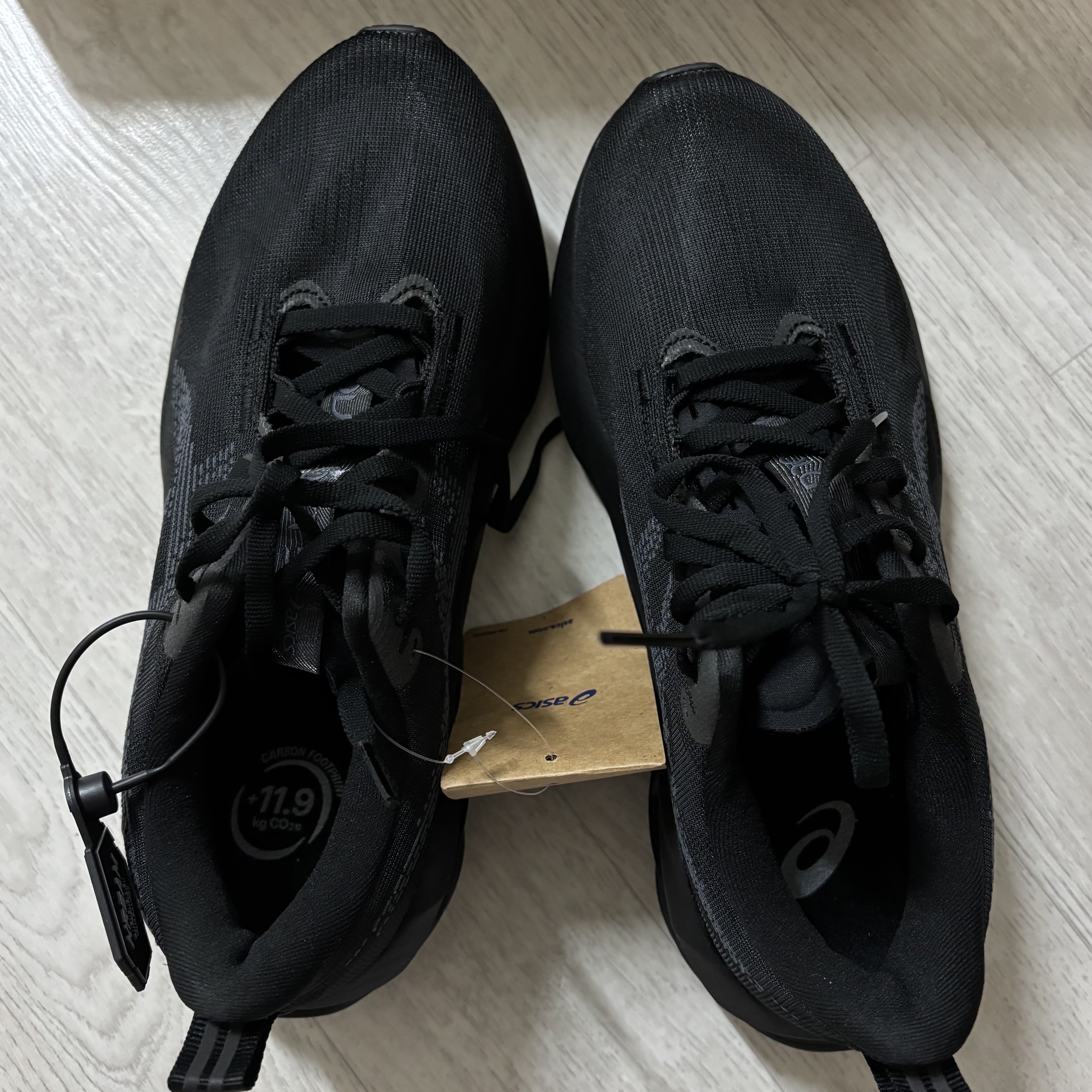 (W) Asics Novablast 5 Black Carrier Grey 착용 스타일 - 2