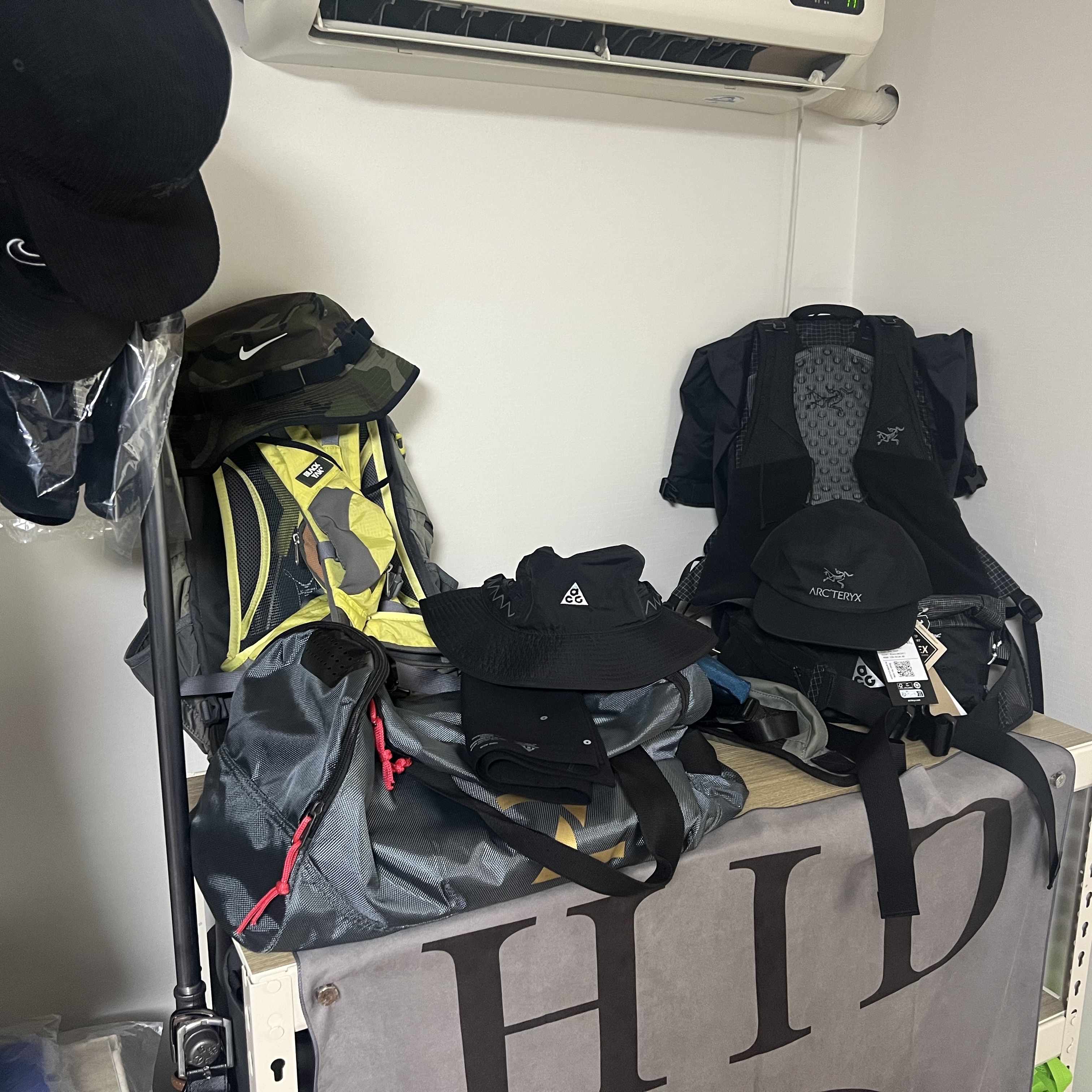 Arc'teryx Gore 5 Panel Cap Black, Arc'teryx Aerios 35 Backpack Black 착용 스타일 - 3