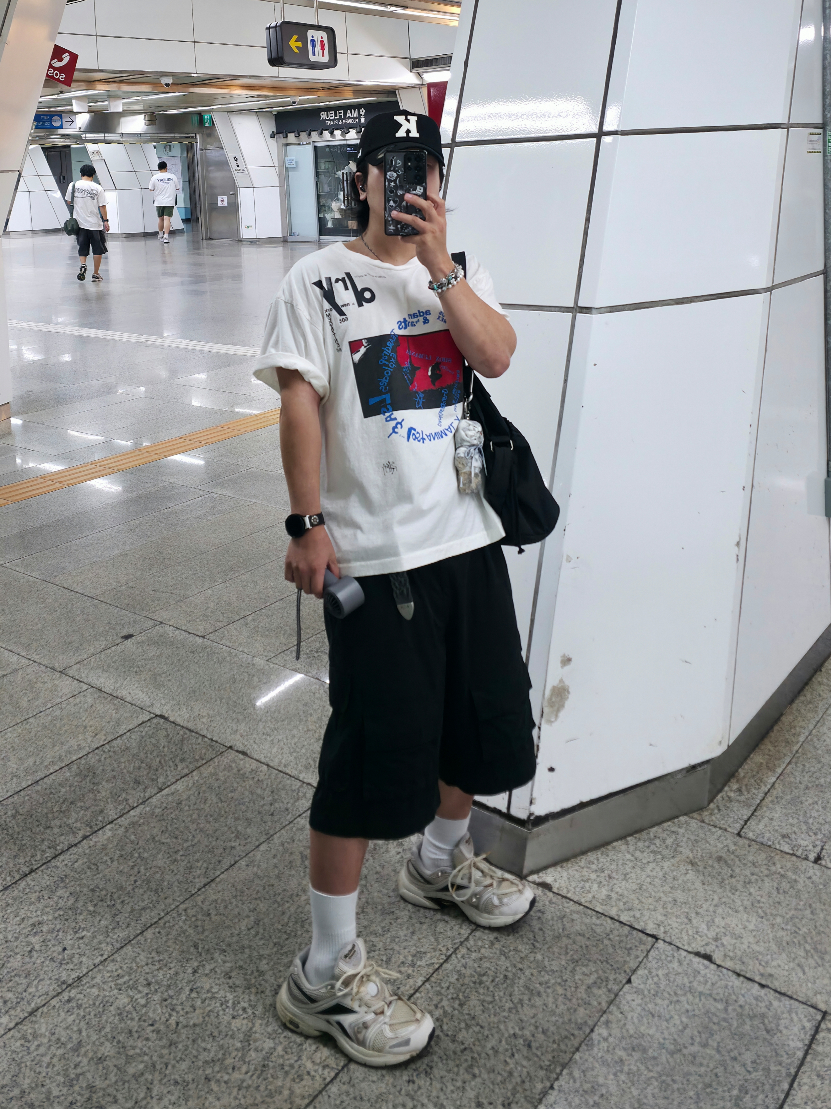 [KREAM 단독] Kamien x KOIN SEOUL K Logo Ball Cap Black, ALEXII Dirty Hoodie Bear Yellow 착용 스타일 - 1