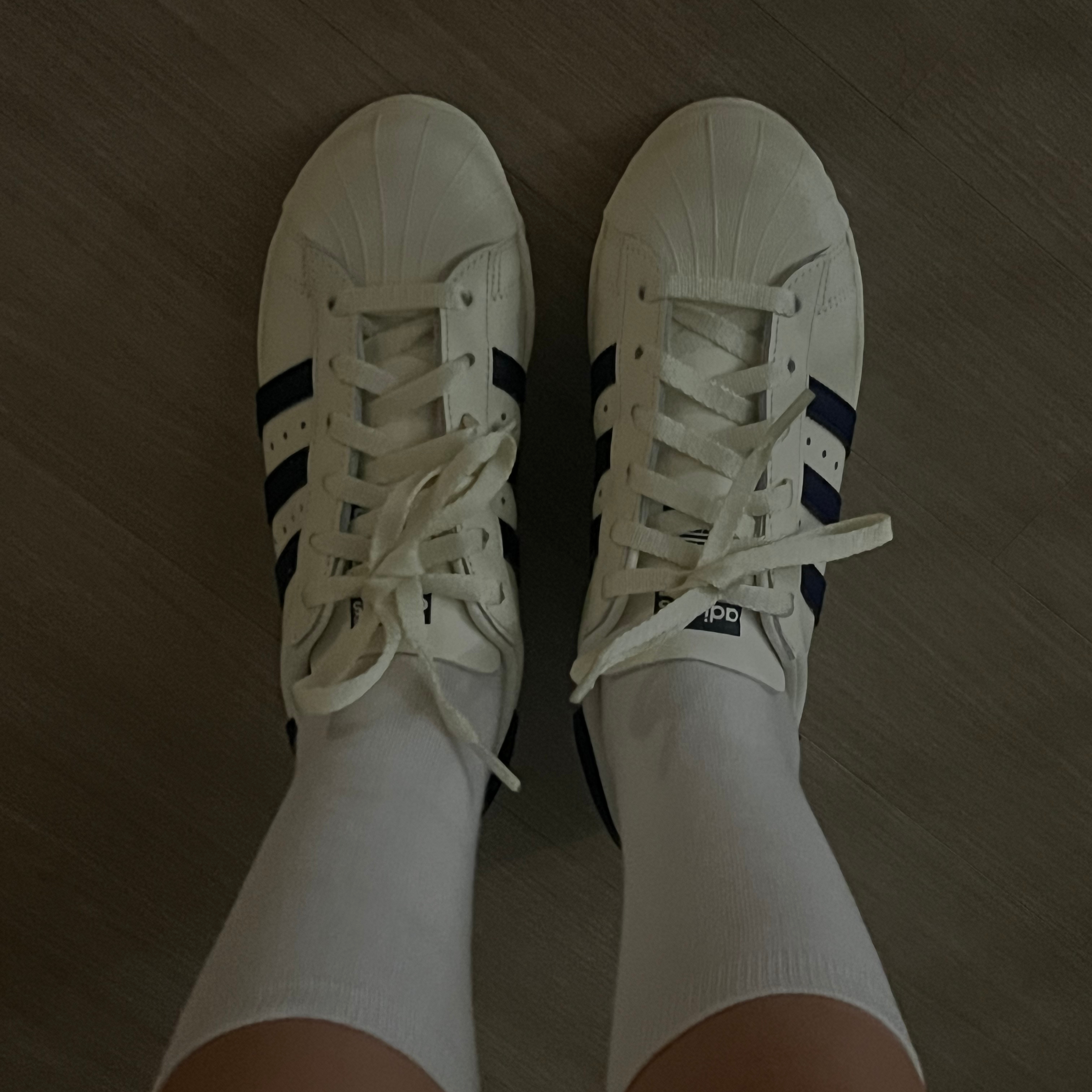 Adidas Superstar 82 White Dark Blue 착용 스타일 - 1