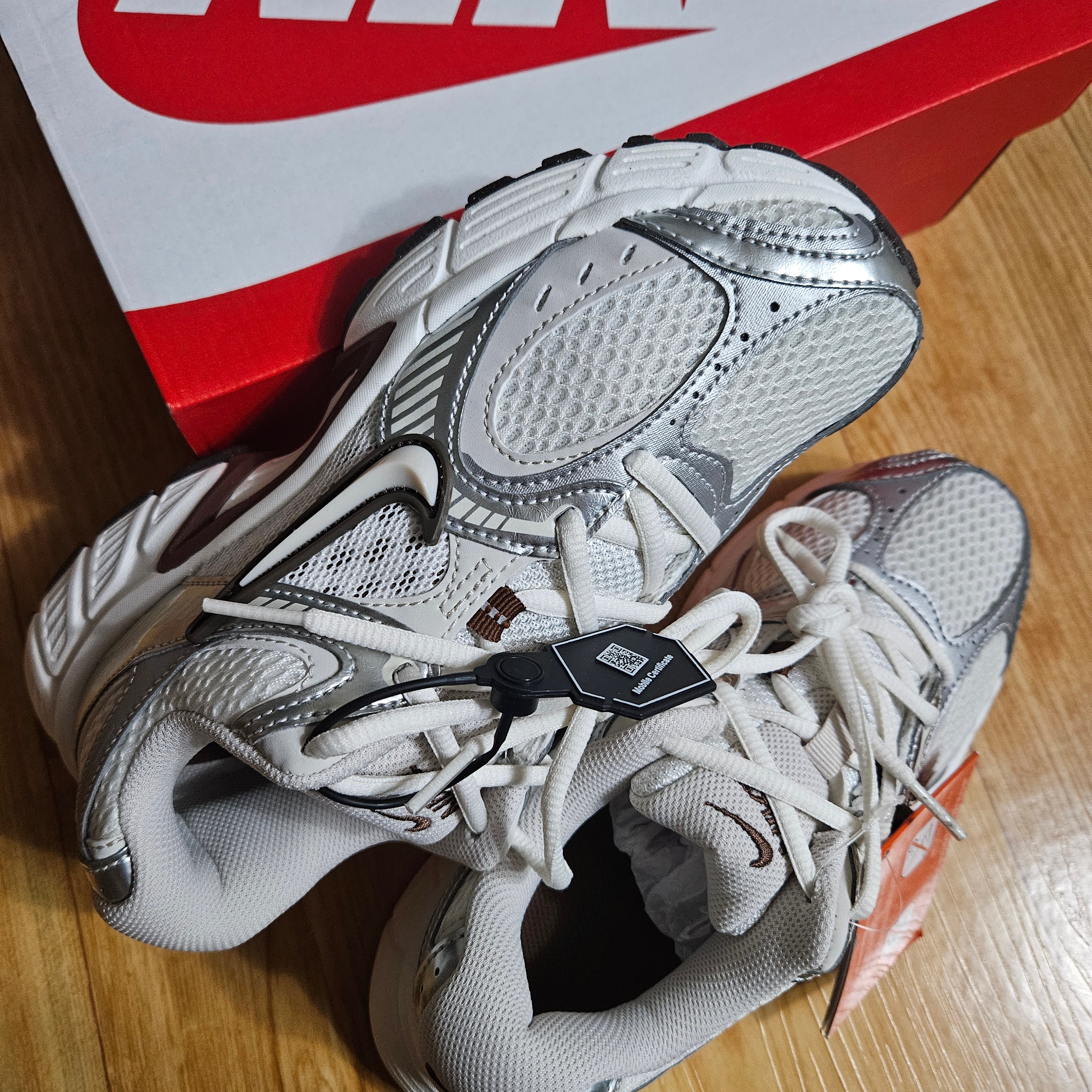 (W) Nike V5 RNR Sail Fonner Brown 착용 스타일