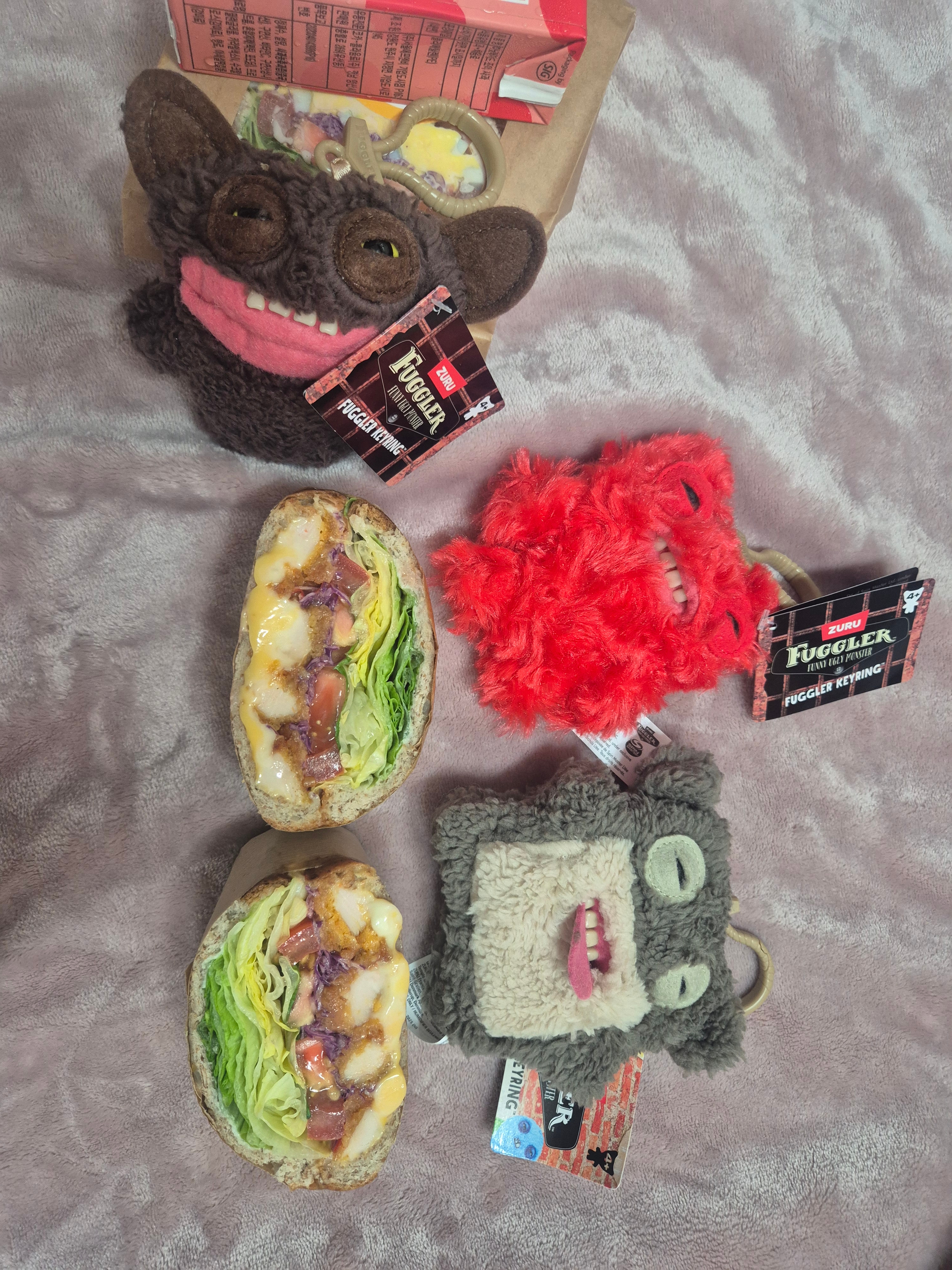 Fuggler Grin Grin Keyring Brown, Fuggler Munch Munch Keyring Red 착용 스타일