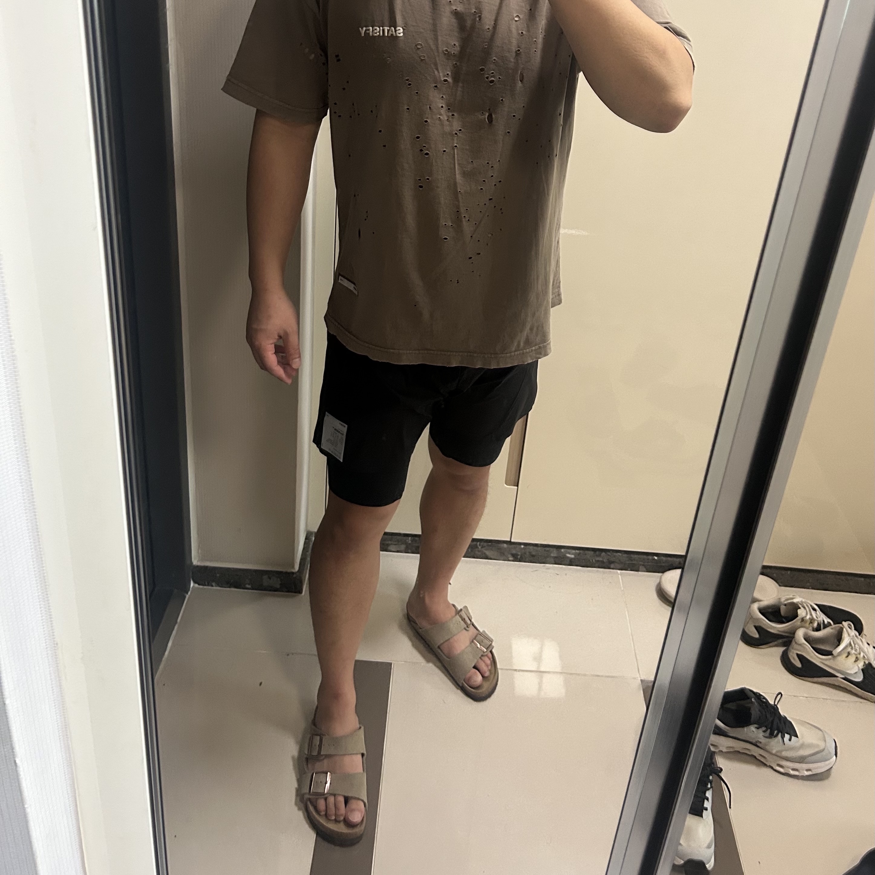 Satisfy Techsilk 8 Inch Shorts Black 착용 스타일 - 3