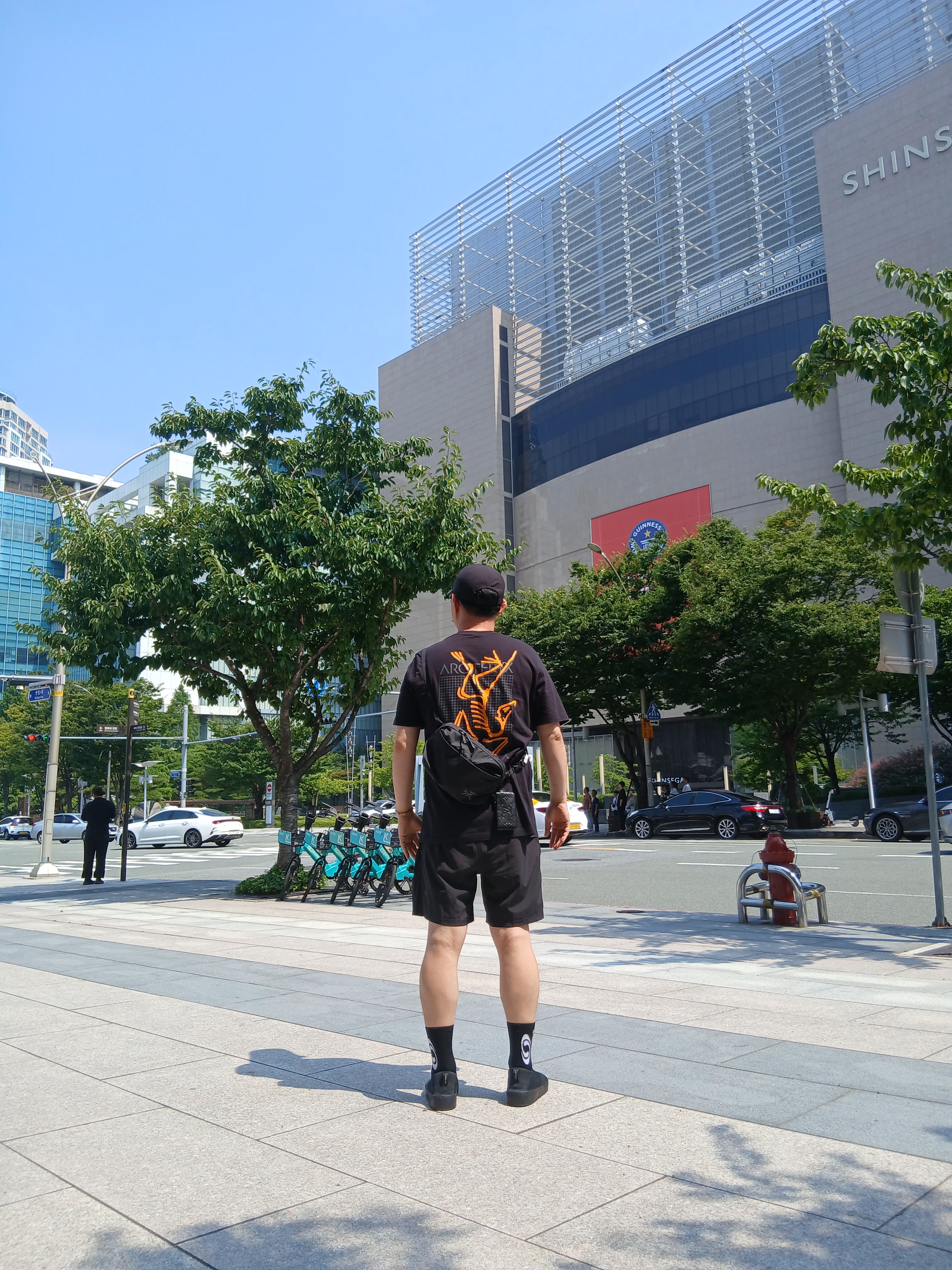 Arc'teryx Bird Word Cap 24K Black, Arc'teryx Arc'Multi Bird Logo SS T-Shirt Black 착용 스타일 - 1