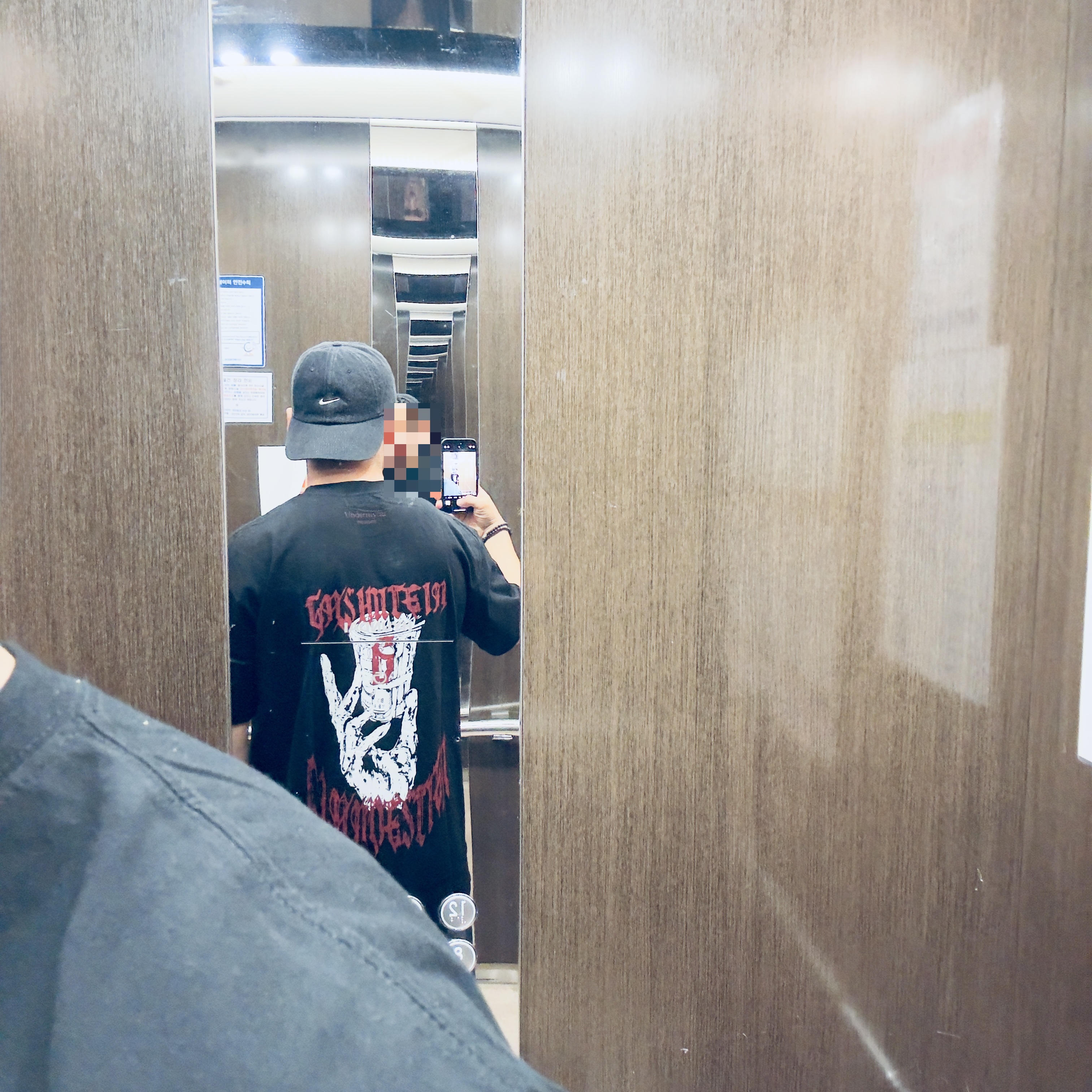 Undermycar Gashutein 6 Money Bundle Graphic T-Shirt Rococco Red - 24SS 착용 스타일