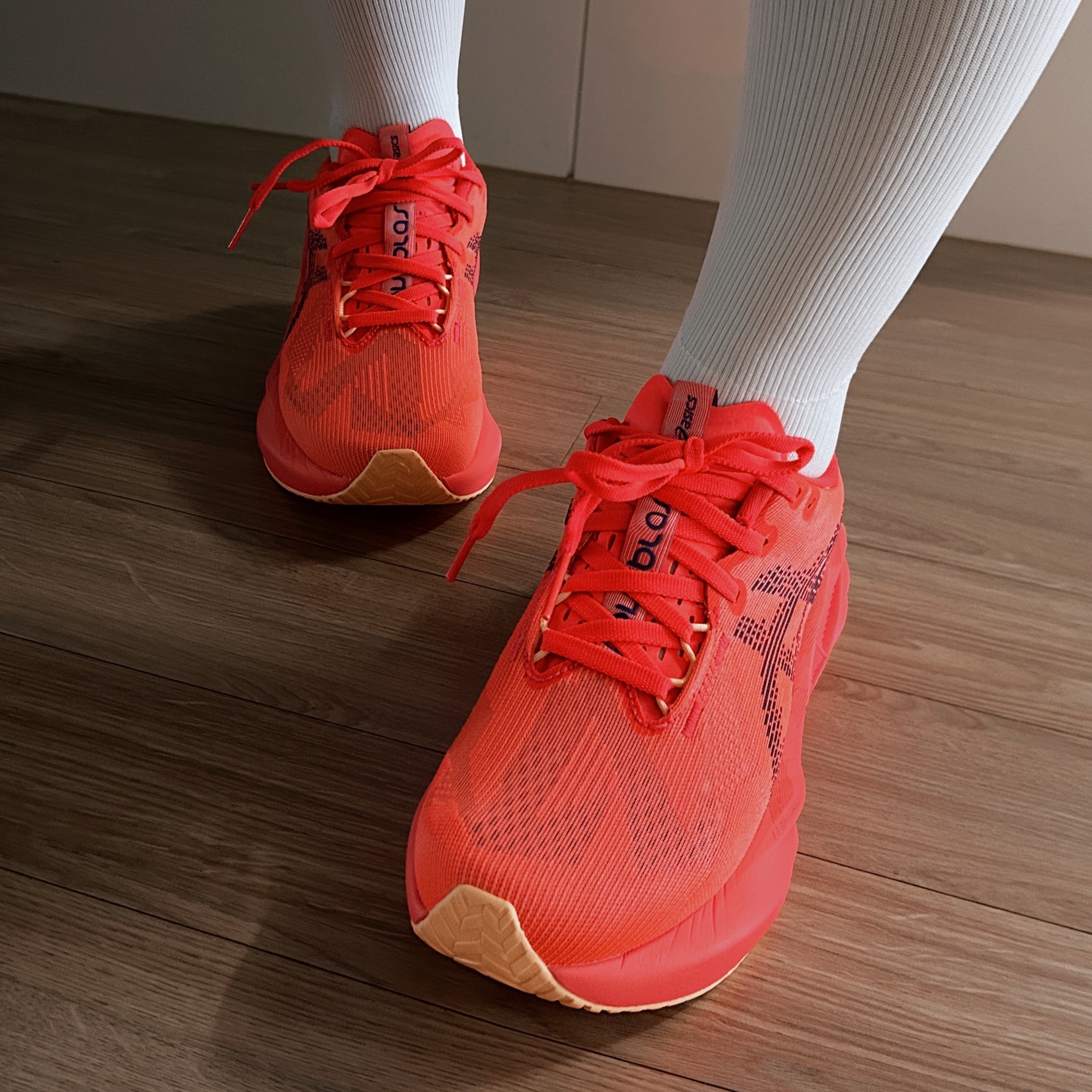 (W) Asics Novablast 5 Flash Red Edo Purple 착용 스타일