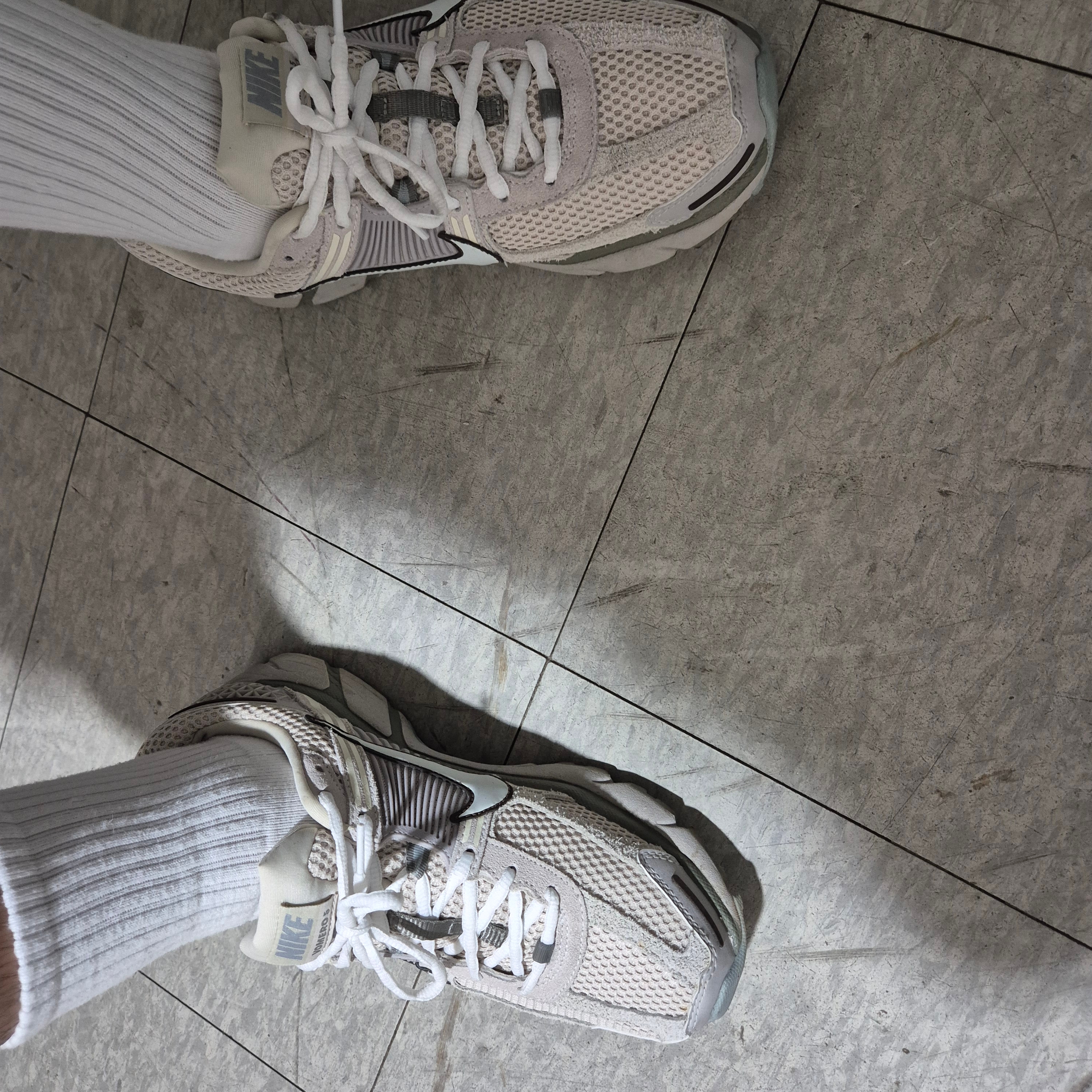 Nike Zoom Vomero 5 SE Light Orewood Brown 착용 스타일