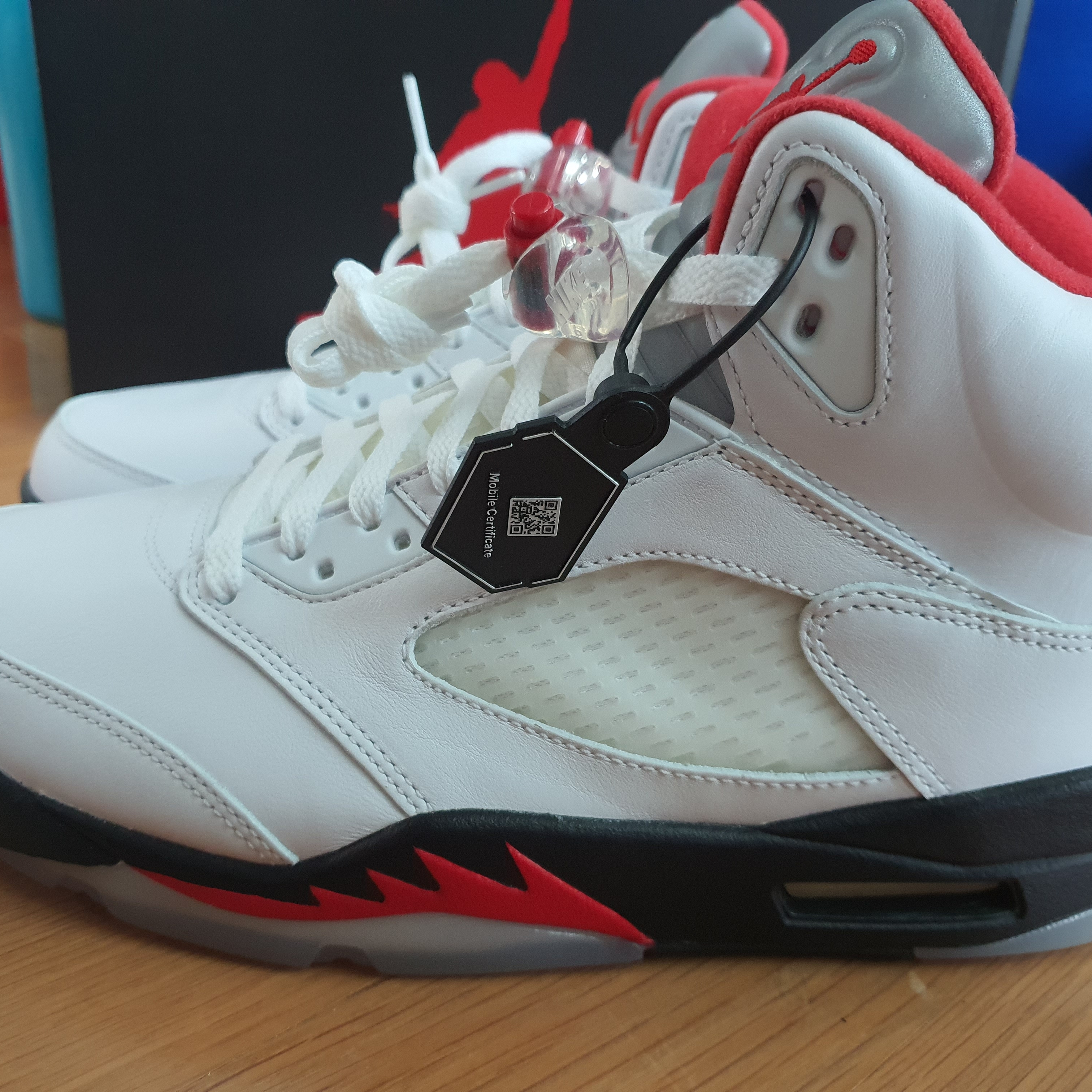 Jordan 5 Retro Fire Red Silver Tongue 2020 착용 스타일 - 3
