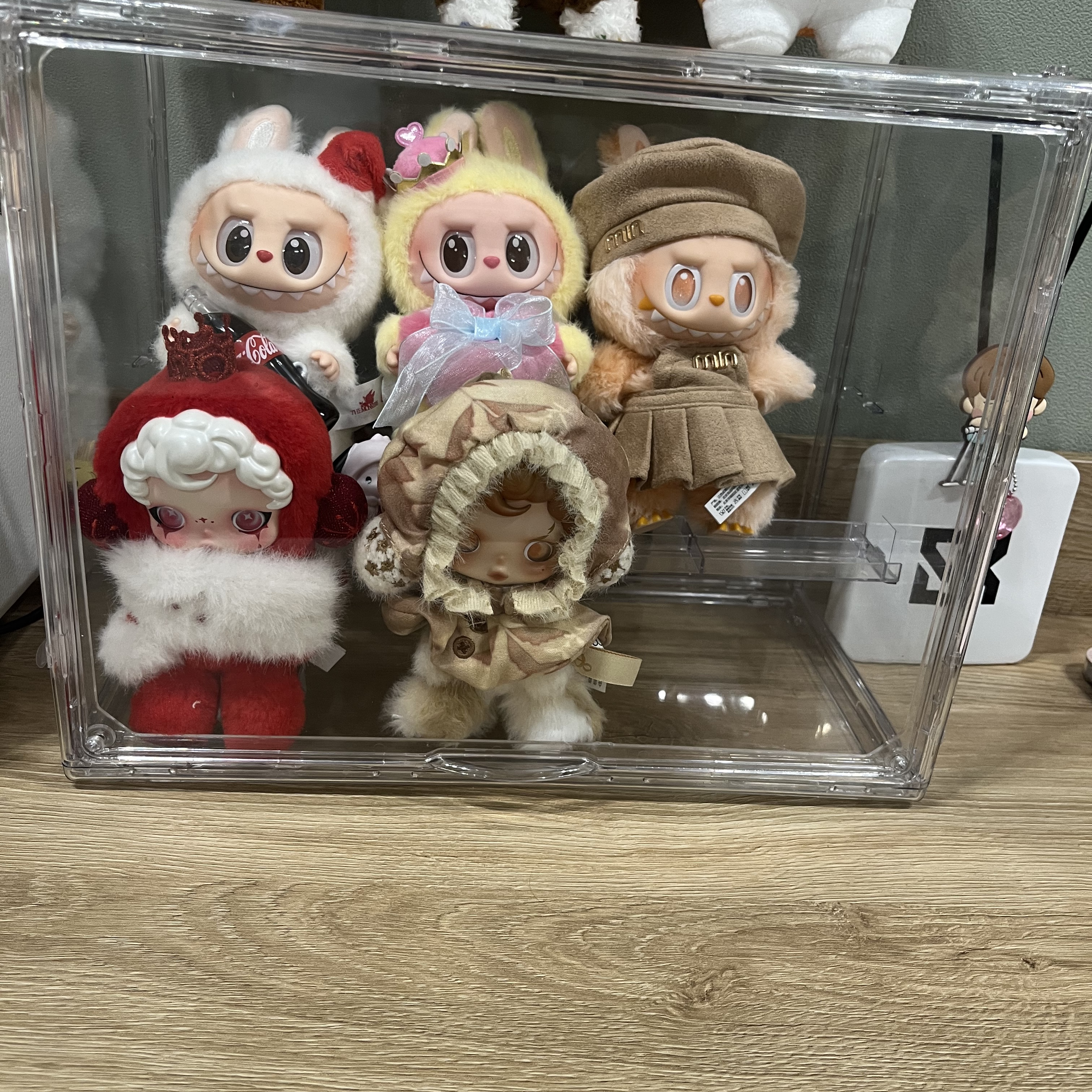 Pop Mart The Monsters Checkmate Series Plush Keyring, Pop Mart Labubu The Monsters Highlight Series Sealed Case (1 Blind Box) 착용 스타일