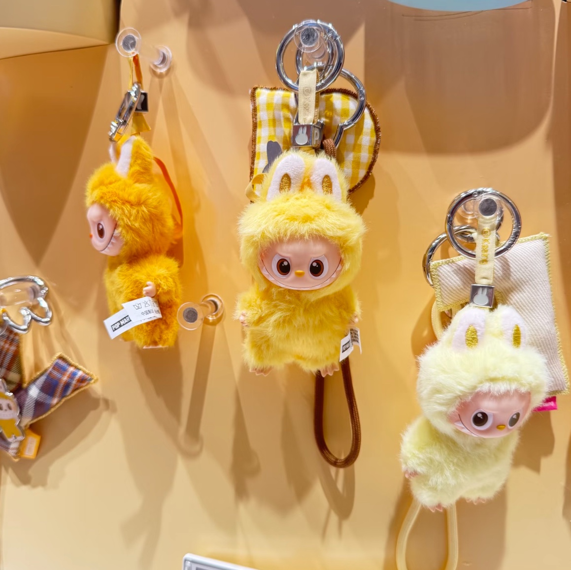 Pop Mart Labubu The Monsters Pin For Love Series Vinyl Plush Pendant (A-M) F (Opened Case), Pop Mart Labubu The Monsters Pin For Love Series Vinyl Plush Pendant (N-Z) Y (Opened Case) 착용 스타일