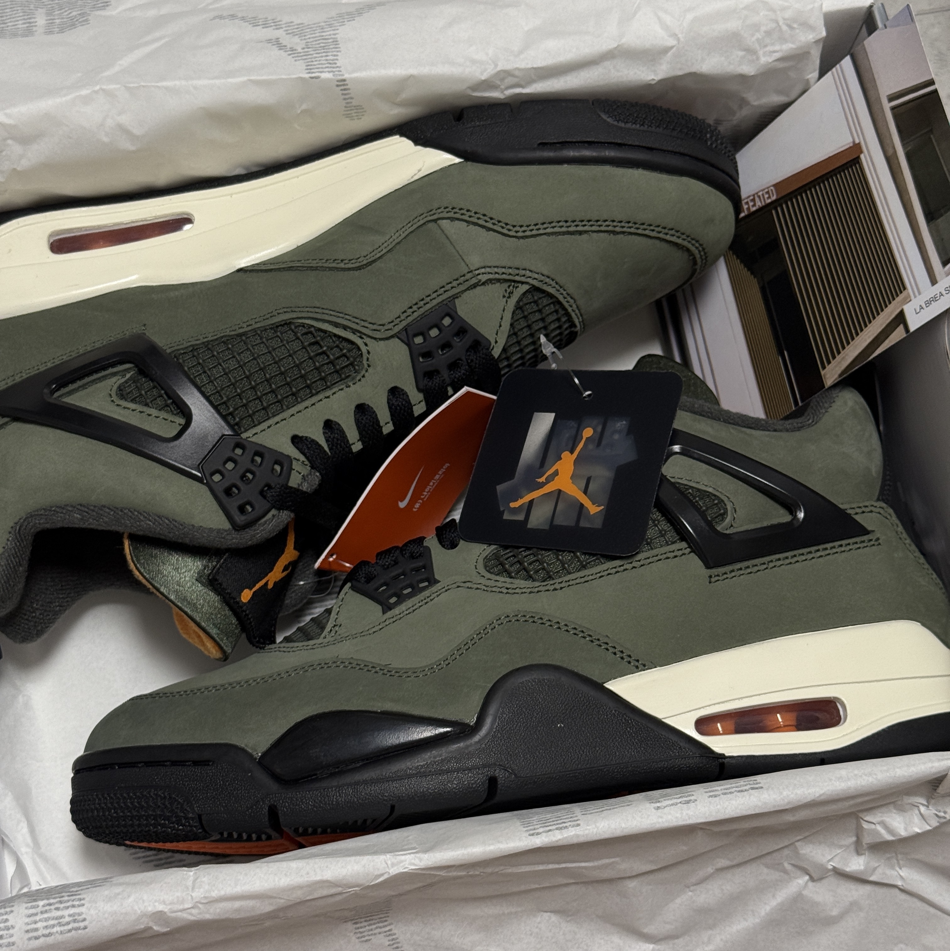 Jordan 4 x Undefeated Retro OG SP Deep Green and Clementine 착용 스타일 - 1