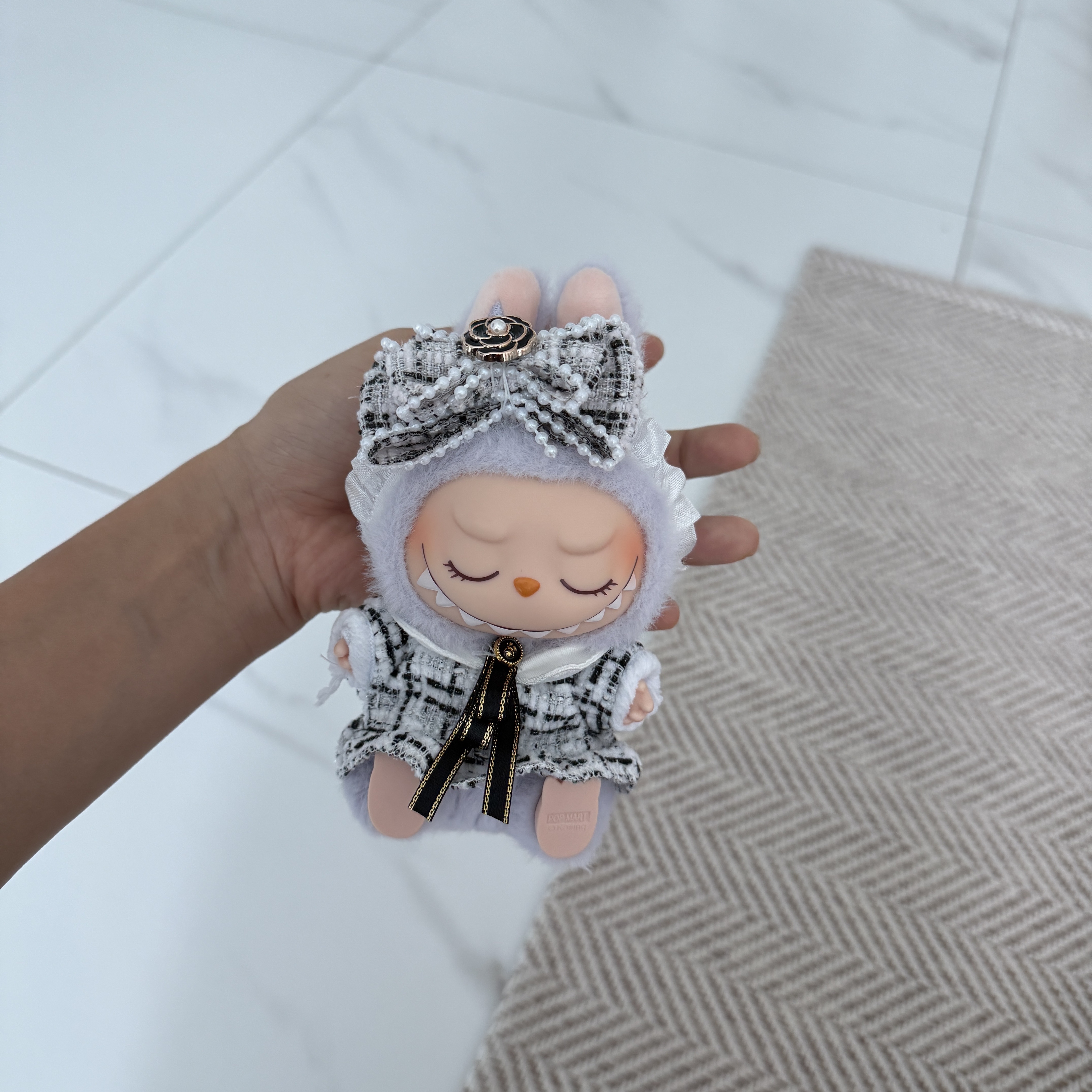 Pop Mart Labubu Let's Play Together Doll Series Zizi Keyring (Opened Case) 착용 스타일
