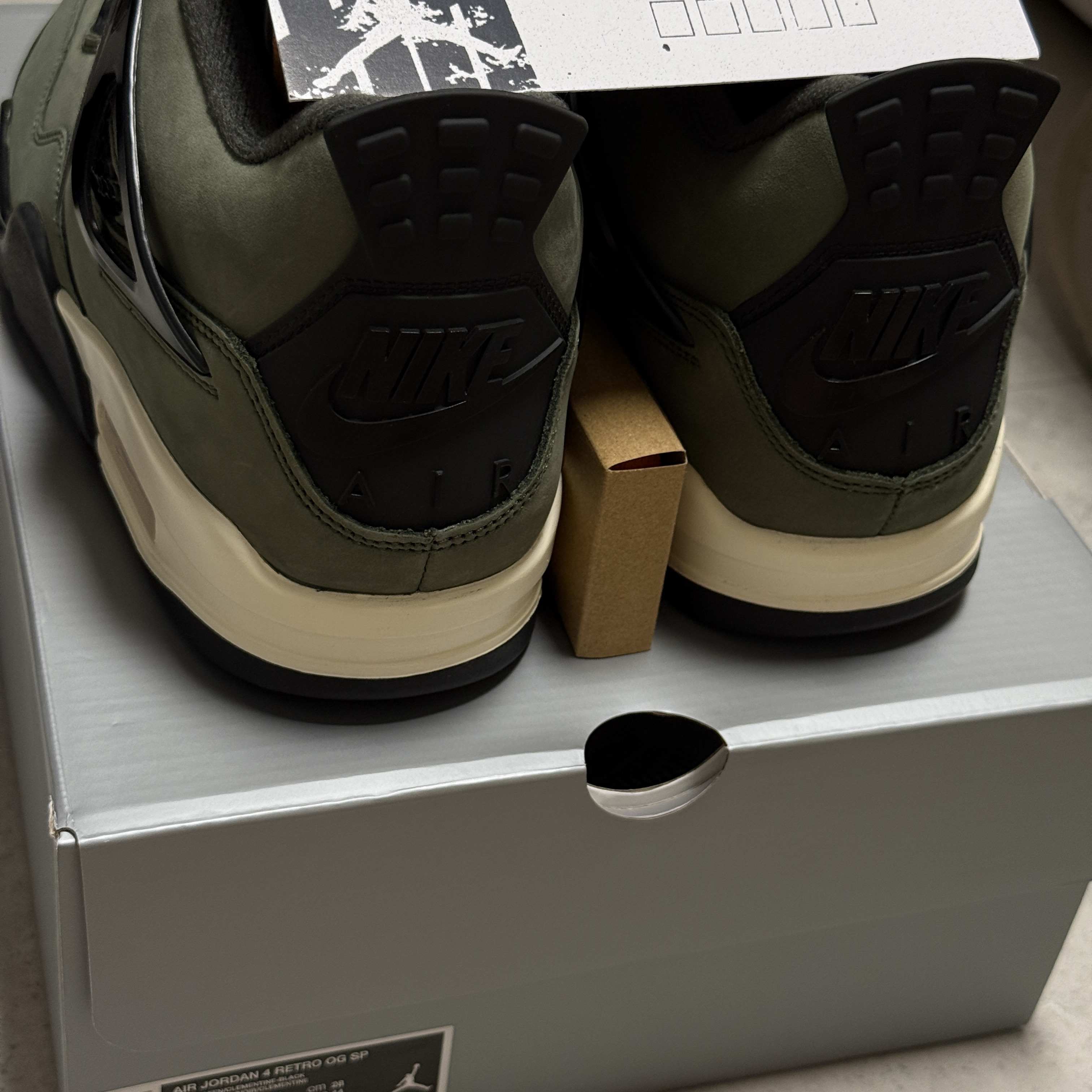 Jordan 4 x Undefeated Retro OG SP Deep Green and Clementine 착용 스타일 - 6