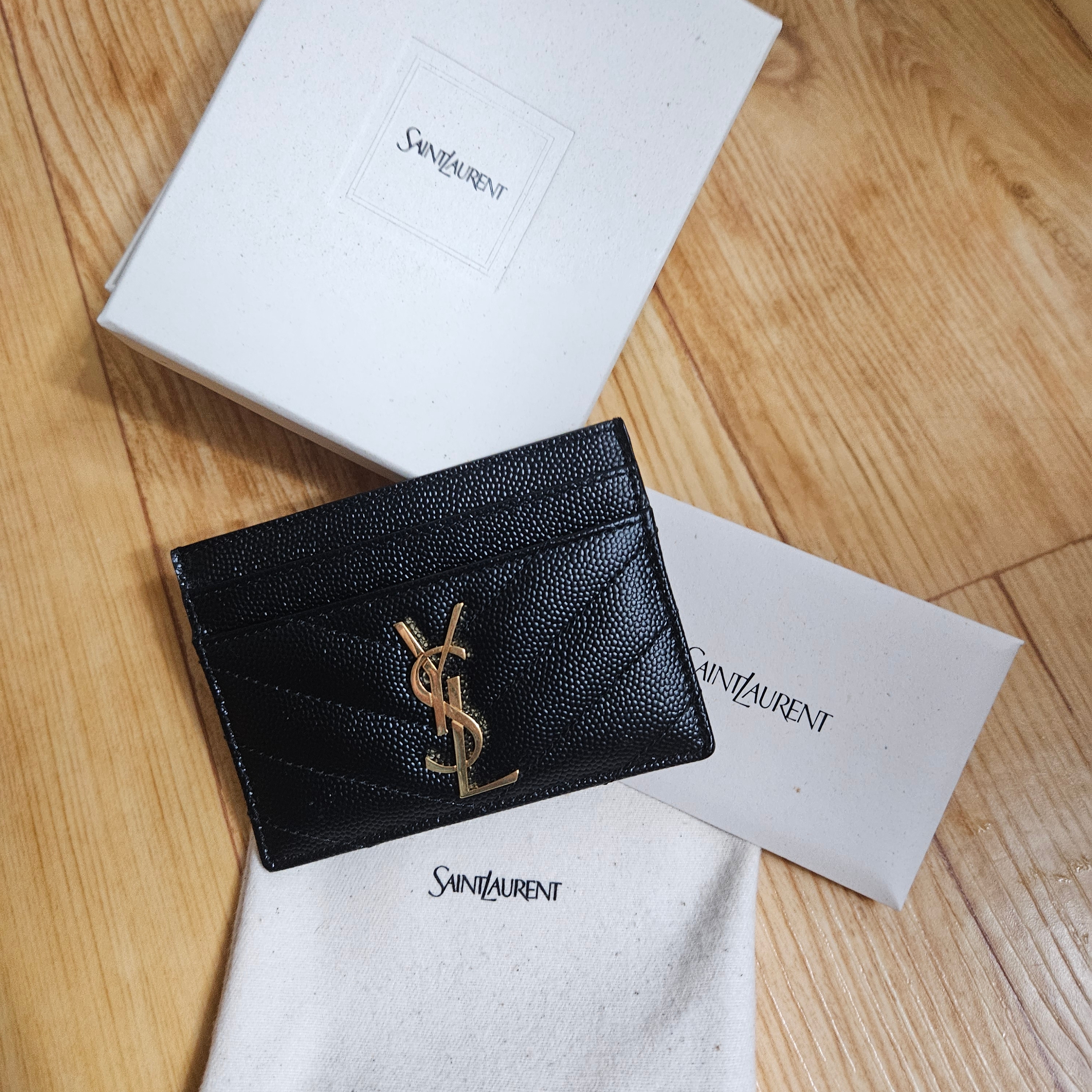 Saint Laurent Cassandre Matelasse Card Case in Grain De Poudre Embossed Leather Black 착용 스타일