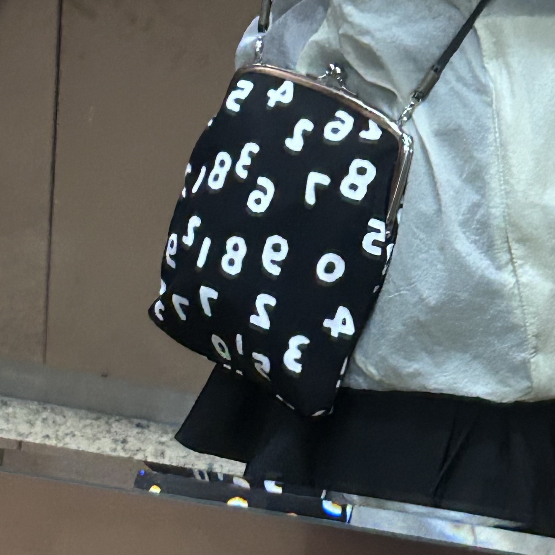Sou Sou Canvas Soft Gamaguchi Bag Large Black (with 110cm Black Leather Strap) 착용 스타일 - 2