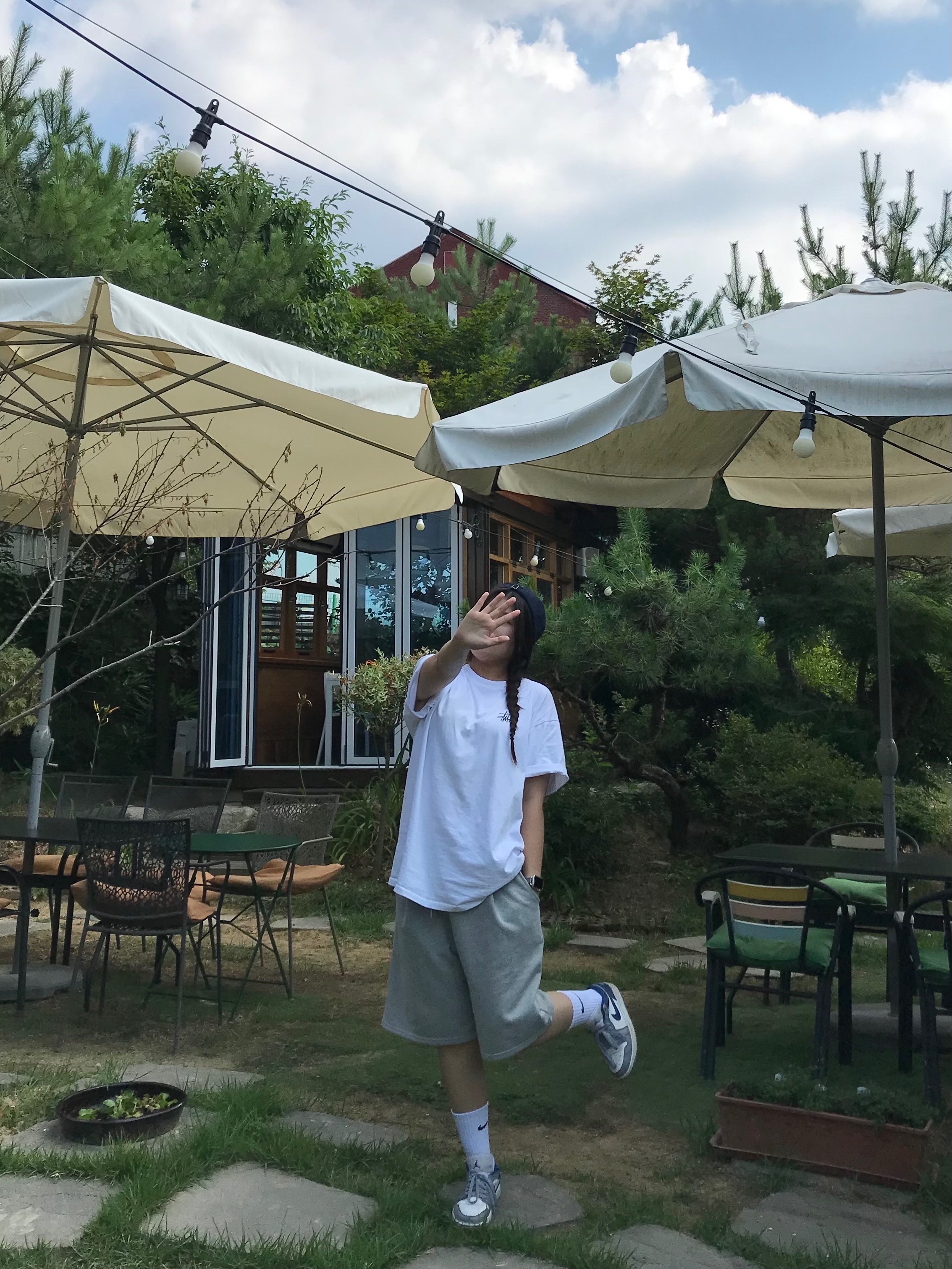 Stussy Basic Stussy T-Shirt Fog 2024, (W) Jordan 1 Low White Grey Blue 착용 스타일 - 1