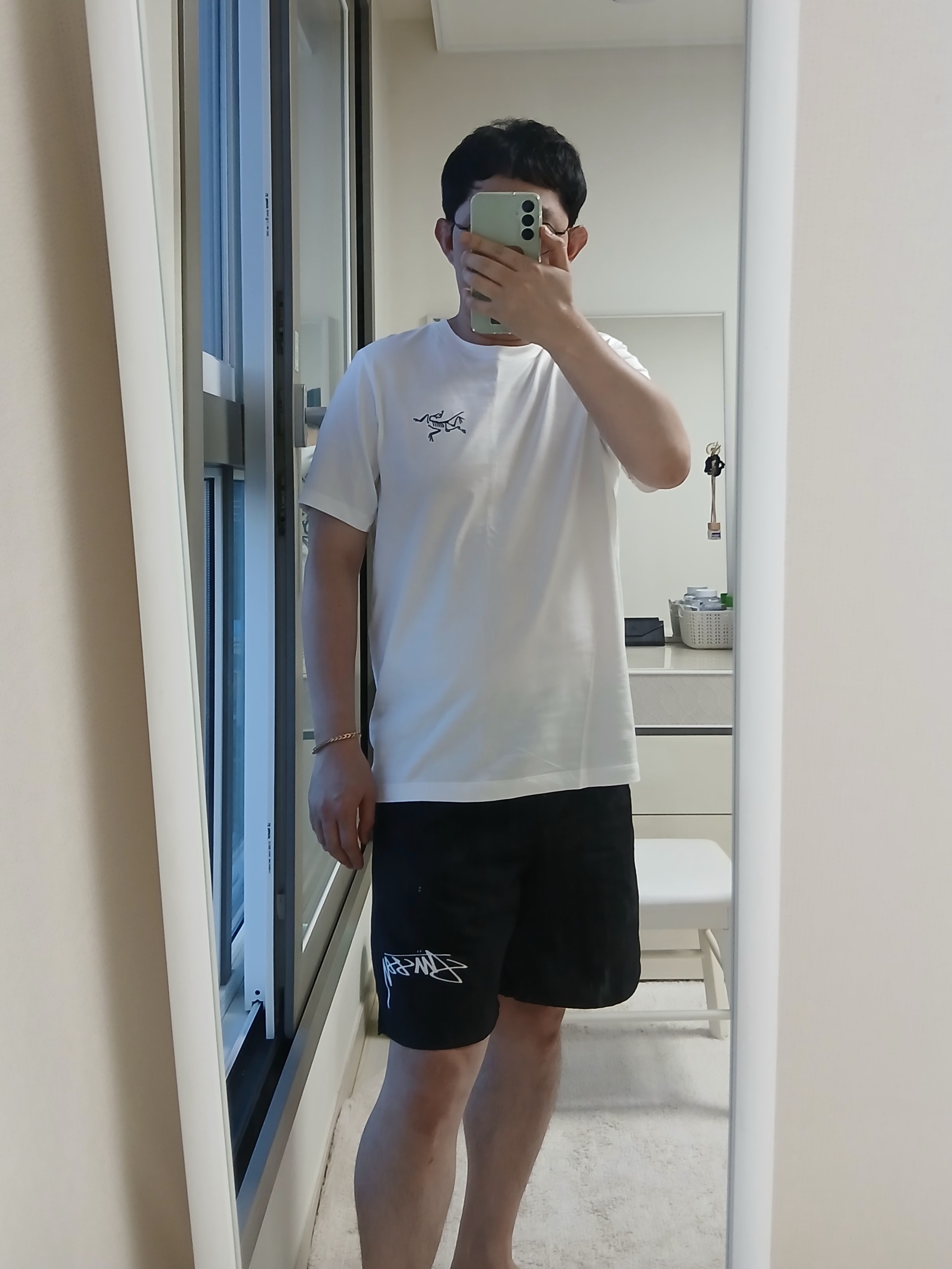 Arc'teryx Arc'Multi Bird Logo SS T-Shirt White Light, Nike x Stussy Shorts Black (FJ9167-010) 착용 스타일 - 5