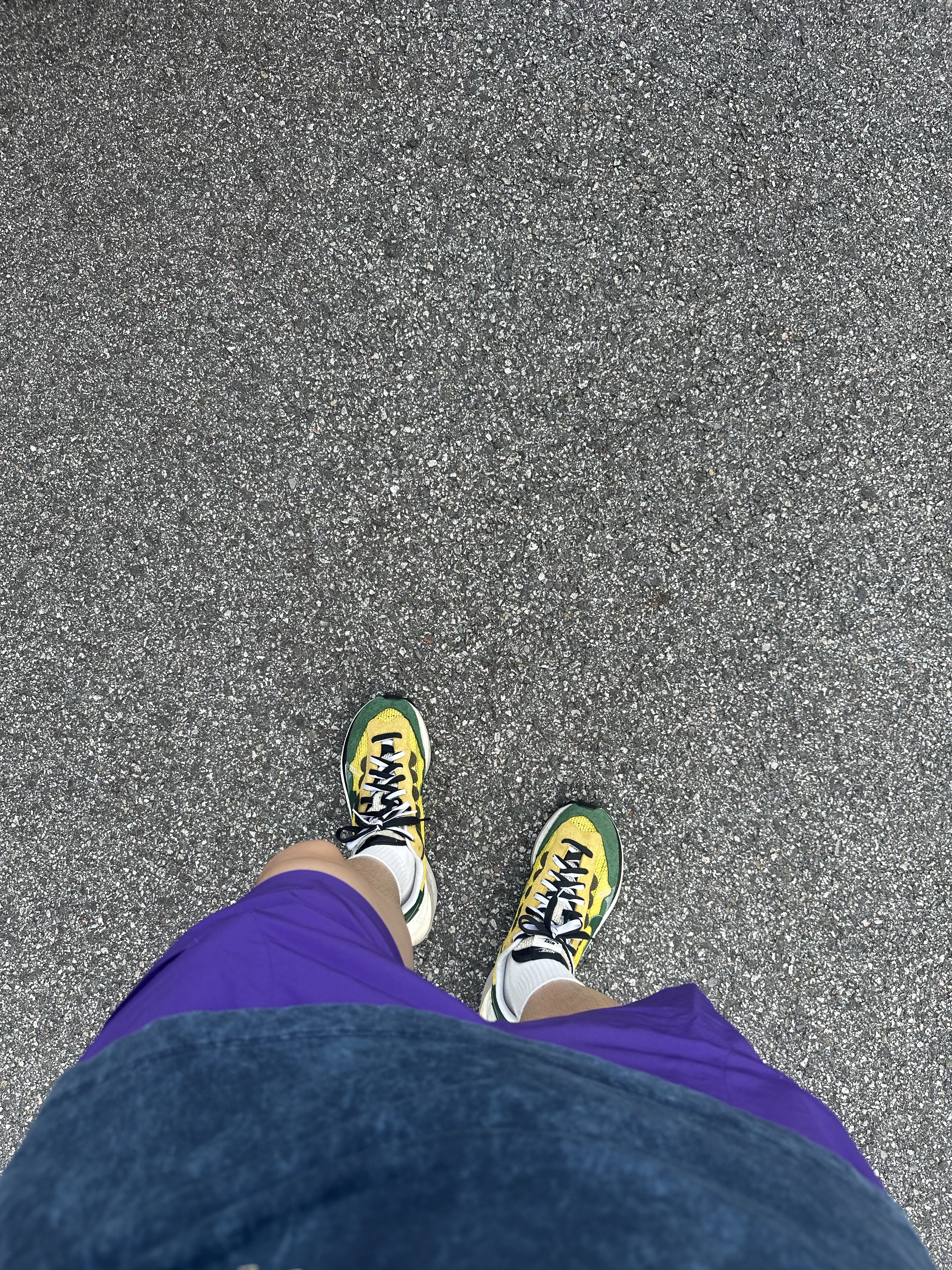 Nike x Sacai VaporWaffle Tour Yellow & Gorge Green Sail, Nike Court Tennis T-Shirt Obsidian - Asia 착용 스타일