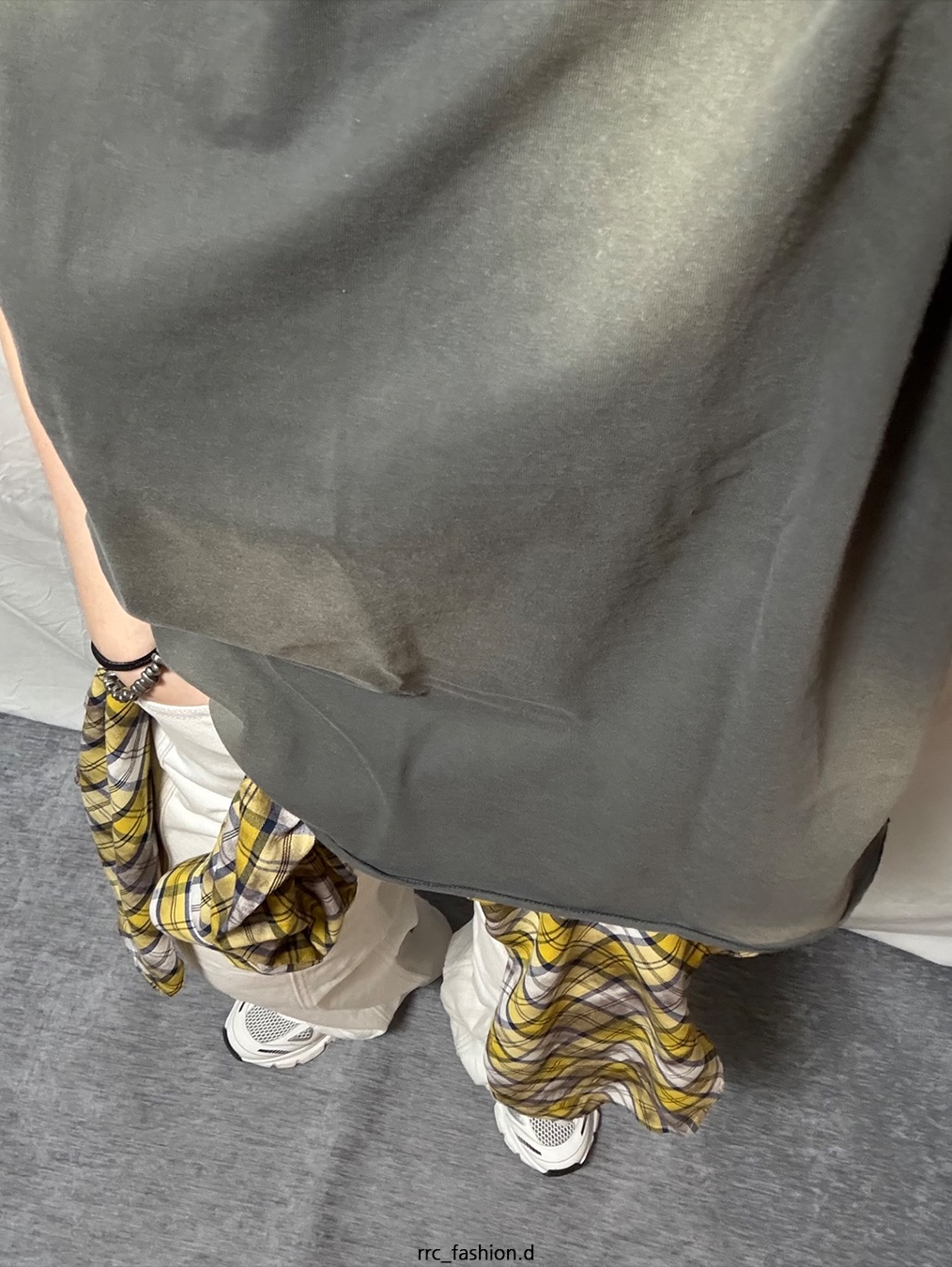 Aoiro Low-Key Cropped S/S T-Shirt Washed Grey, Axel Arigato Marathon Runner White Silver 착용 스타일 - 3
