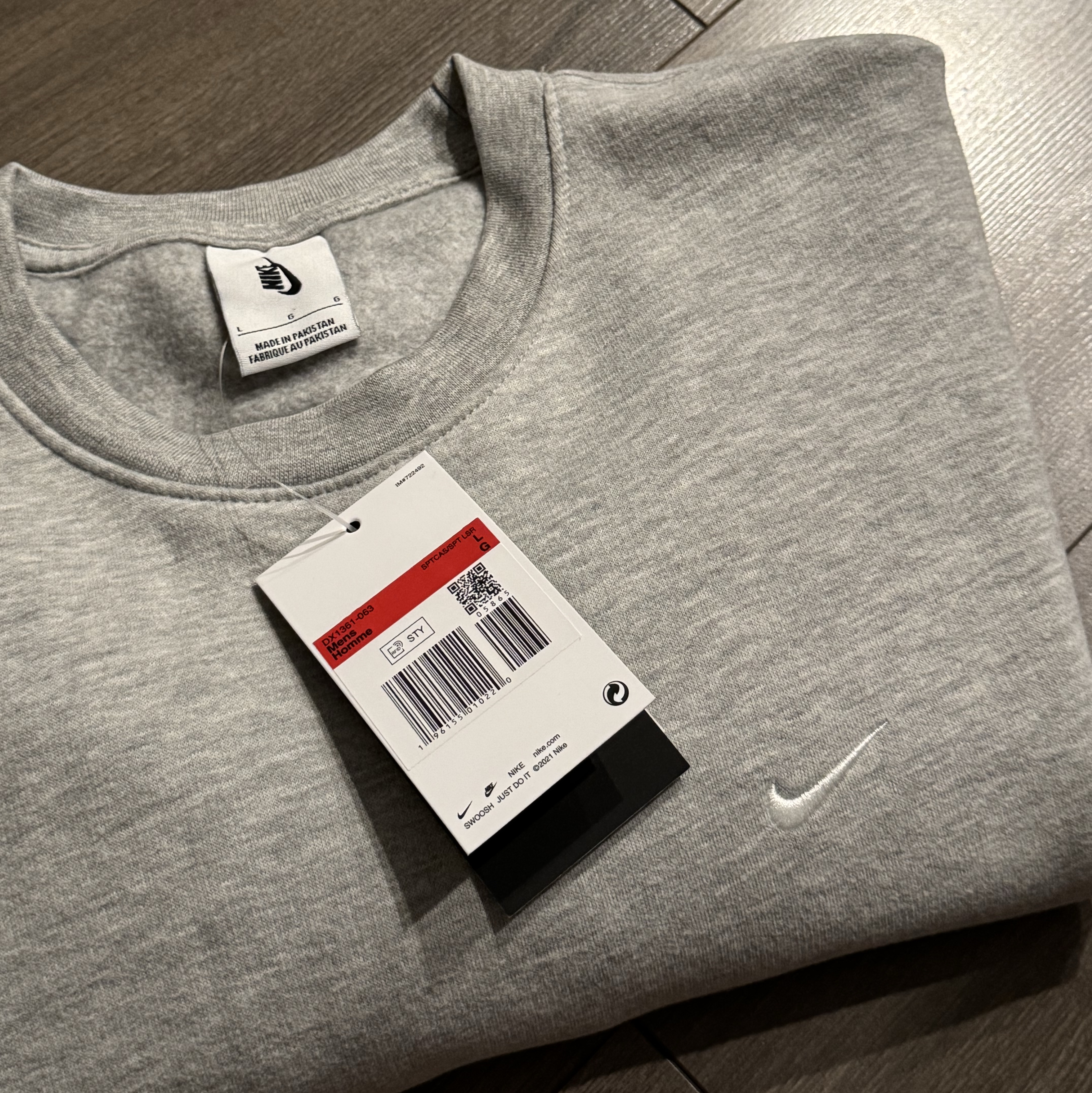 Nike Solo Swoosh Fleece Crew Dark Grey Heather - US/EU 착용 스타일