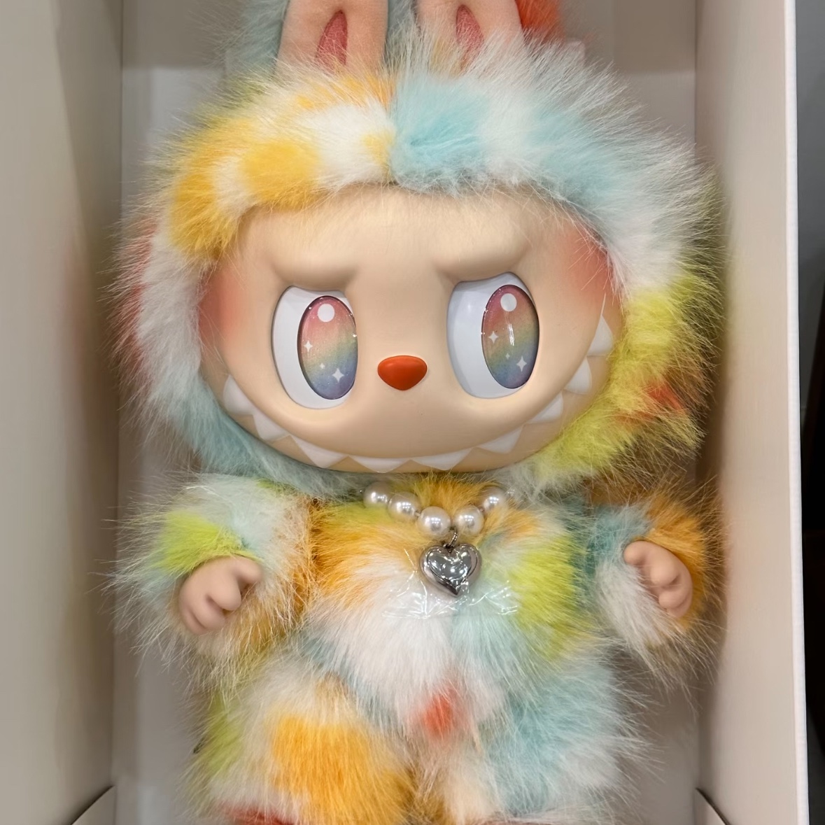 Pop Mart Labubu The Monsters Big Into Energy Series-Rock The Universe Vinyl Plush Doll 착용 스타일