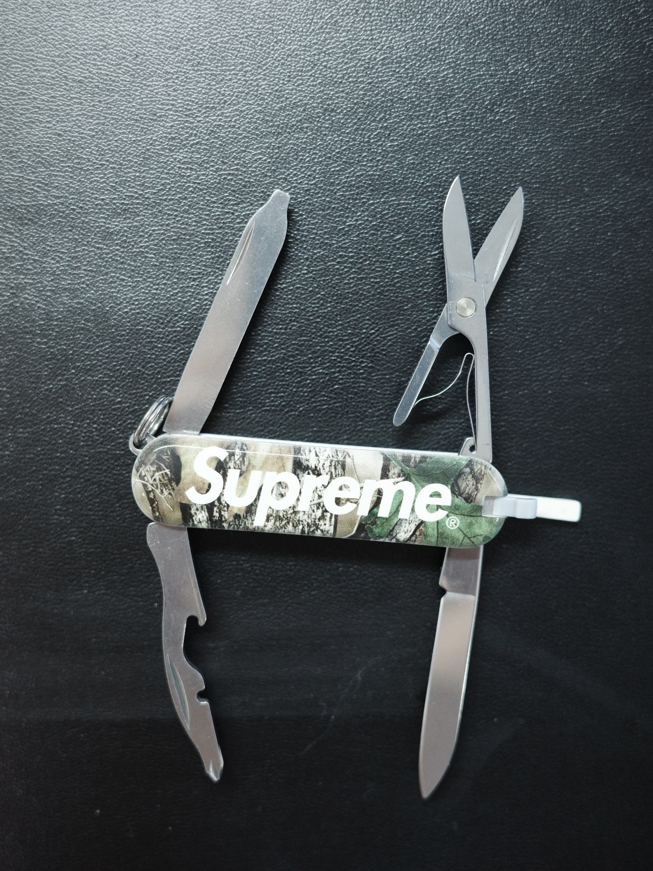 Supreme x Victorinox Pocket Knife Truetimber Kanati Camo - 25SS 착용 스타일 - 2