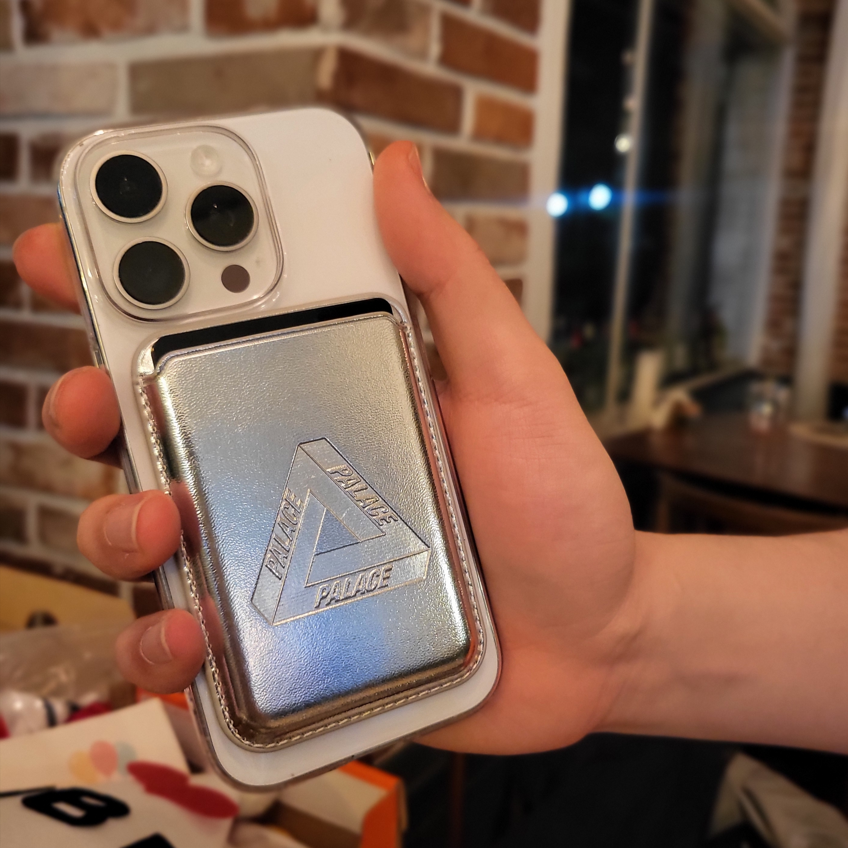 Palace Magsafe Wallet Silver - 25SS 착용 스타일