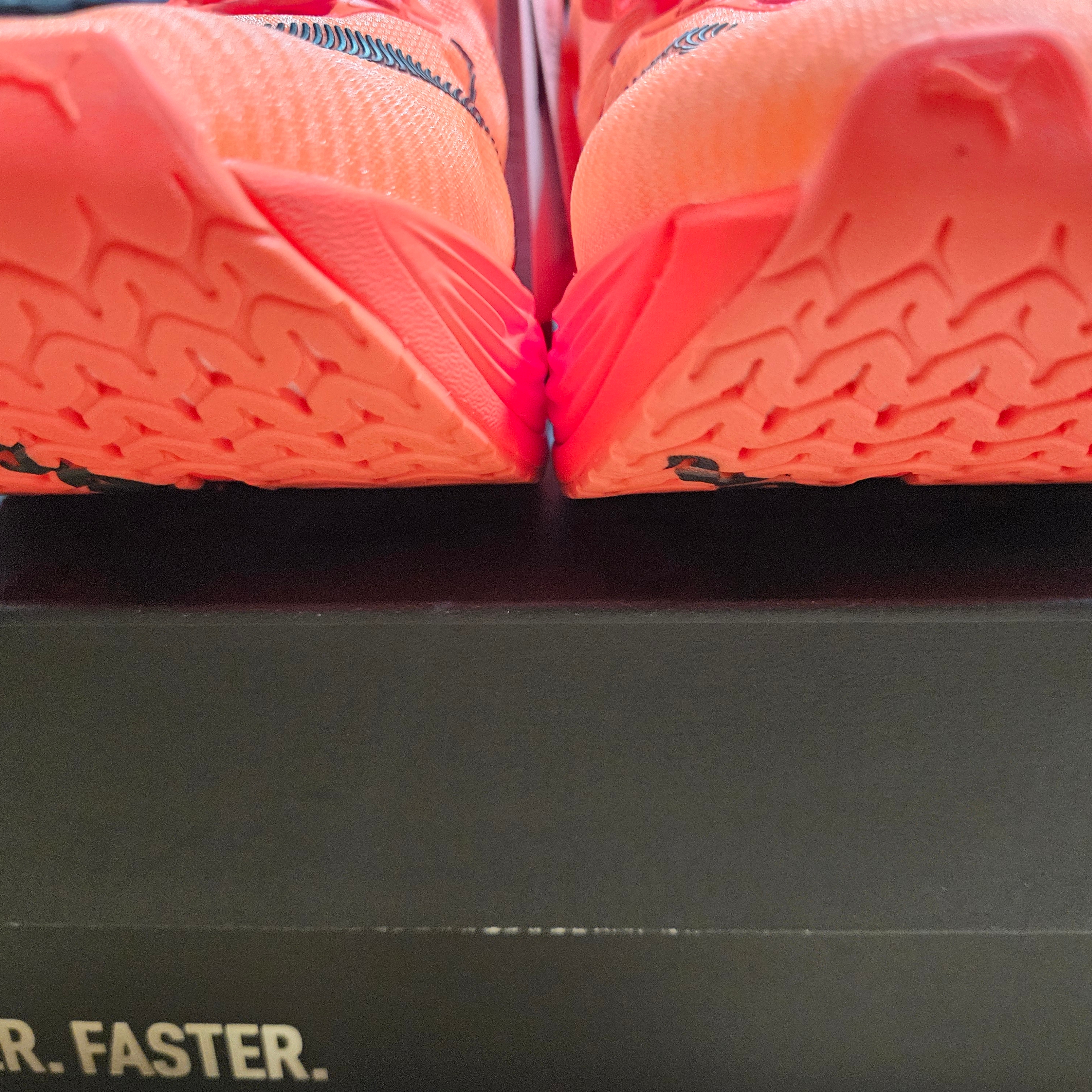 Puma Deviate Nitro Elite 3 Glowing Red Black 착용 스타일 - 6