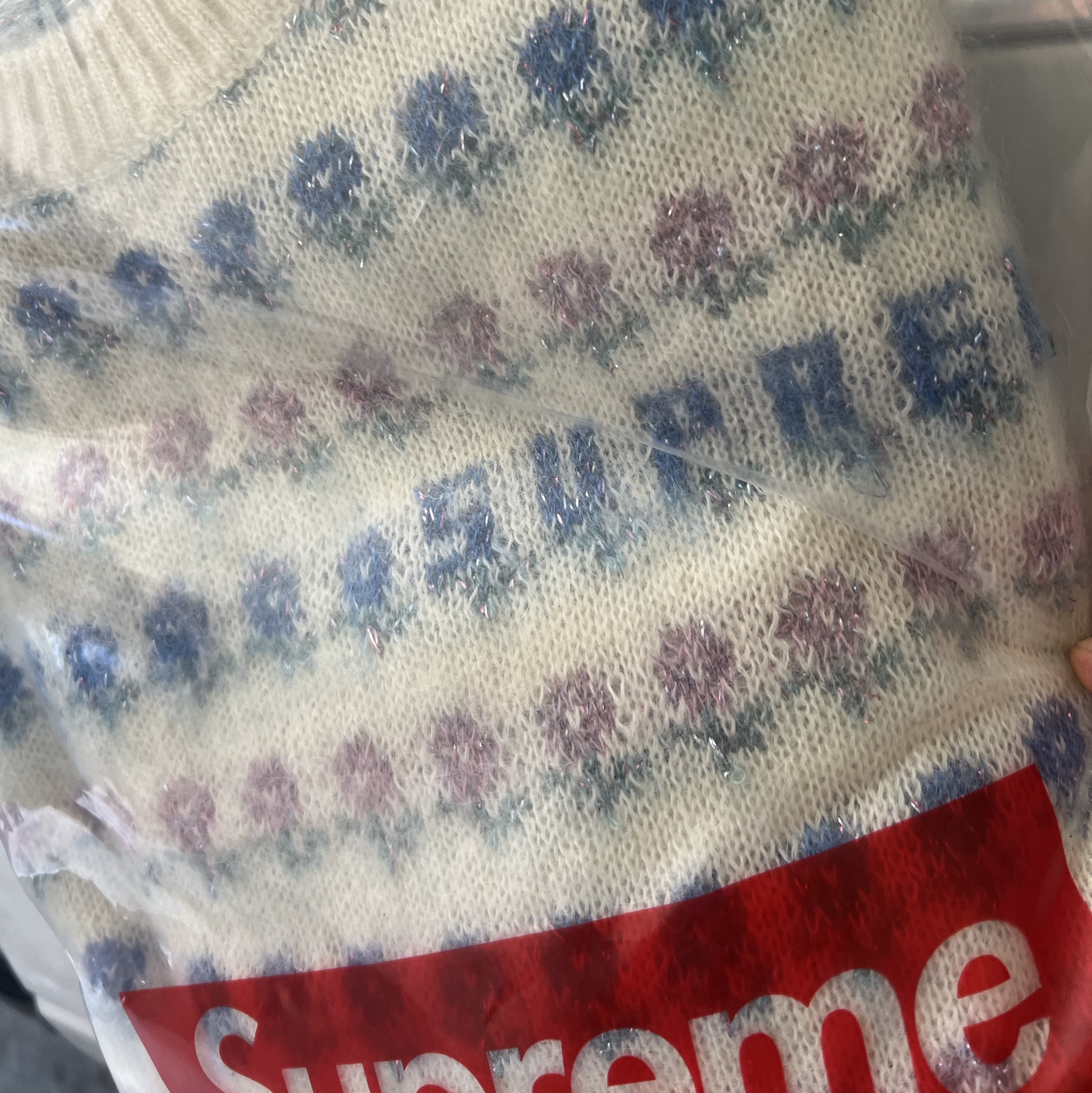 Supreme Flowers Metallic Sweater Ivory - 25FW 착용 스타일