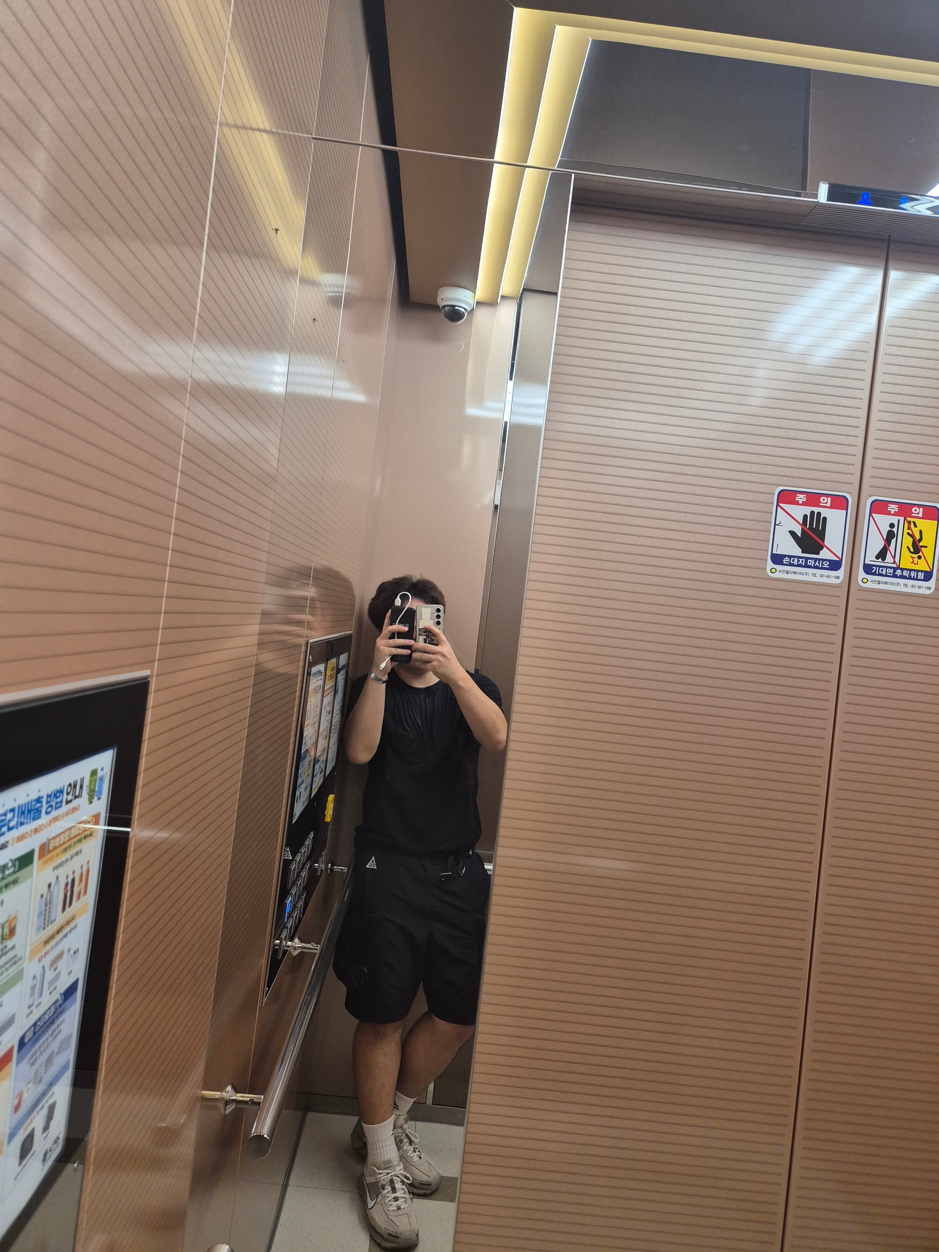 Nike ACG Snowgrass Cargo Shorts Black - Asia, C.P. Company 24/1 Jersey Pocket T-shirt Black - 23SS 착용 스타일