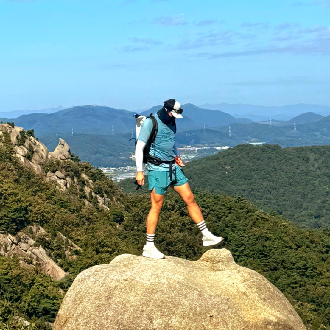 Hoka x Satisfy Mafate Speed 4 Lite Bone, Arc'teryx Cormac Crew Neck SS T-Shirt Stone Wash Heather 착용 스타일 - 4