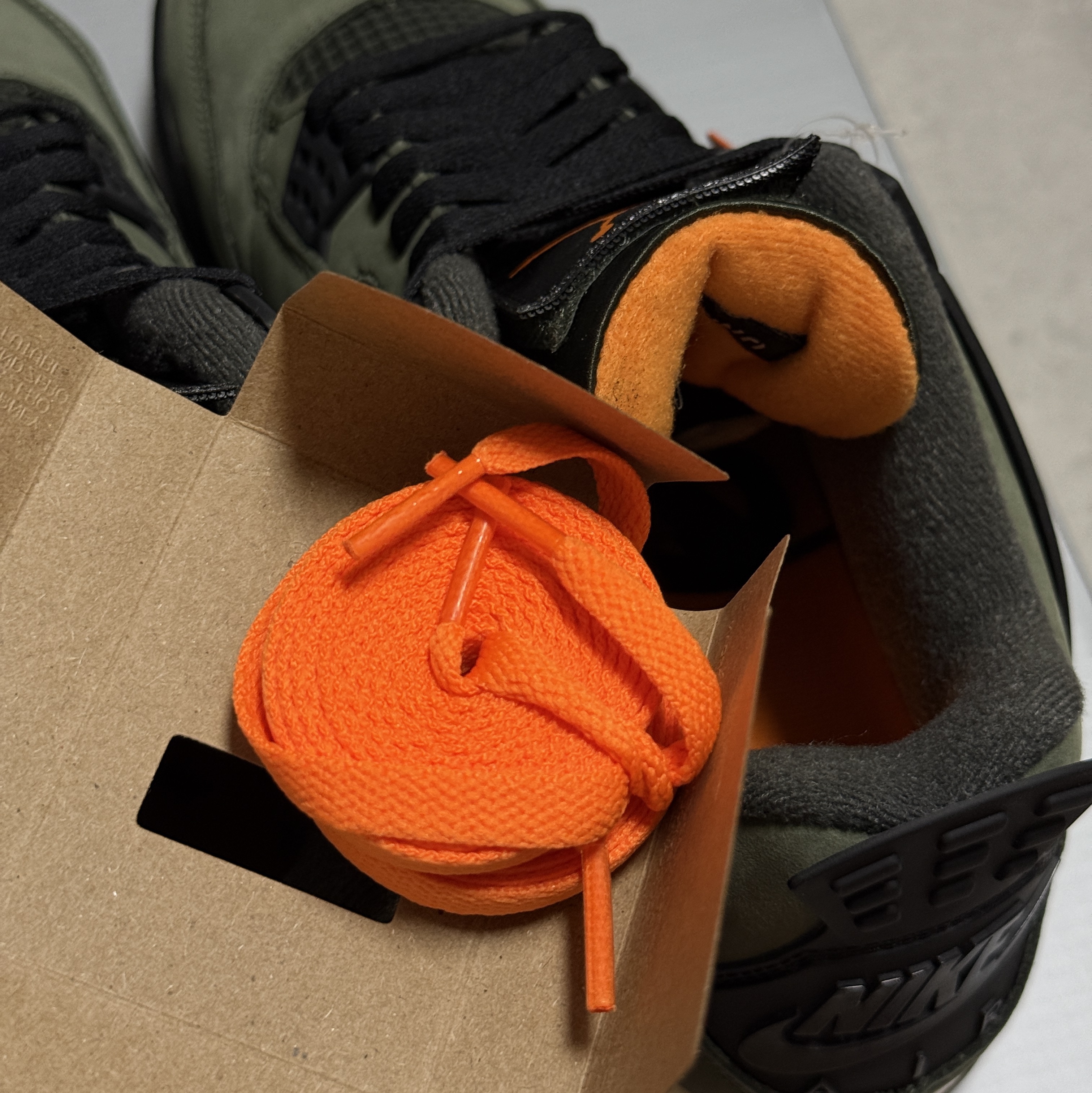 Jordan 4 x Undefeated Retro OG SP Deep Green and Clementine 착용 스타일 - 5