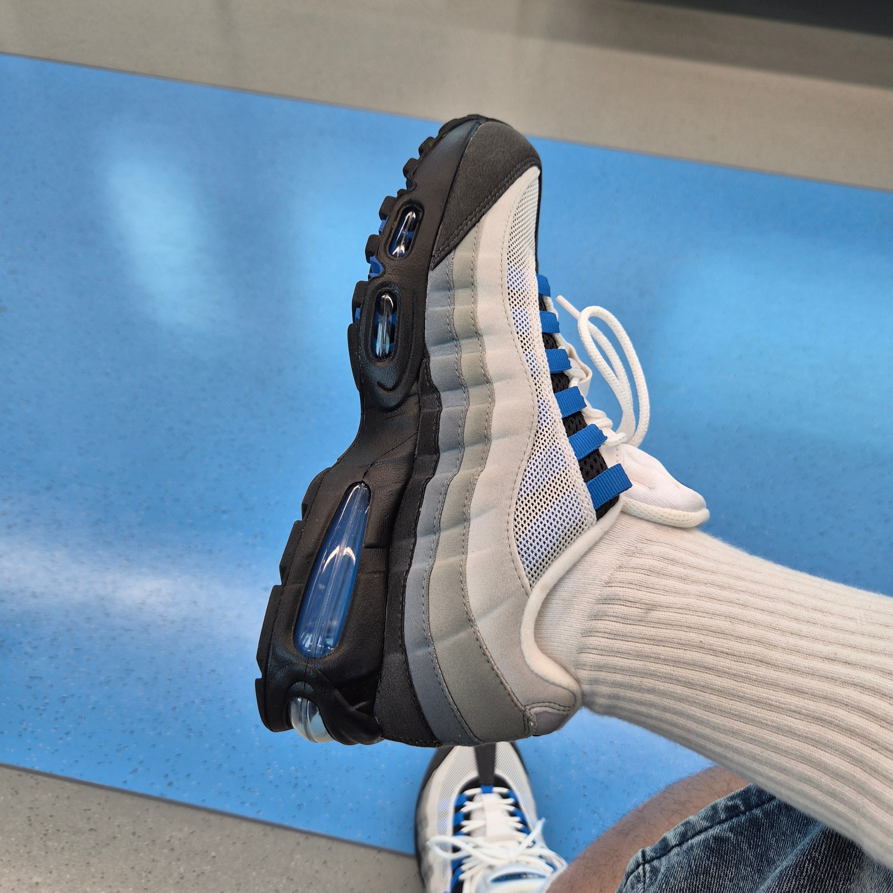 Nike Air Max 95 OG Cool Grey and Blue Spark 착용 스타일