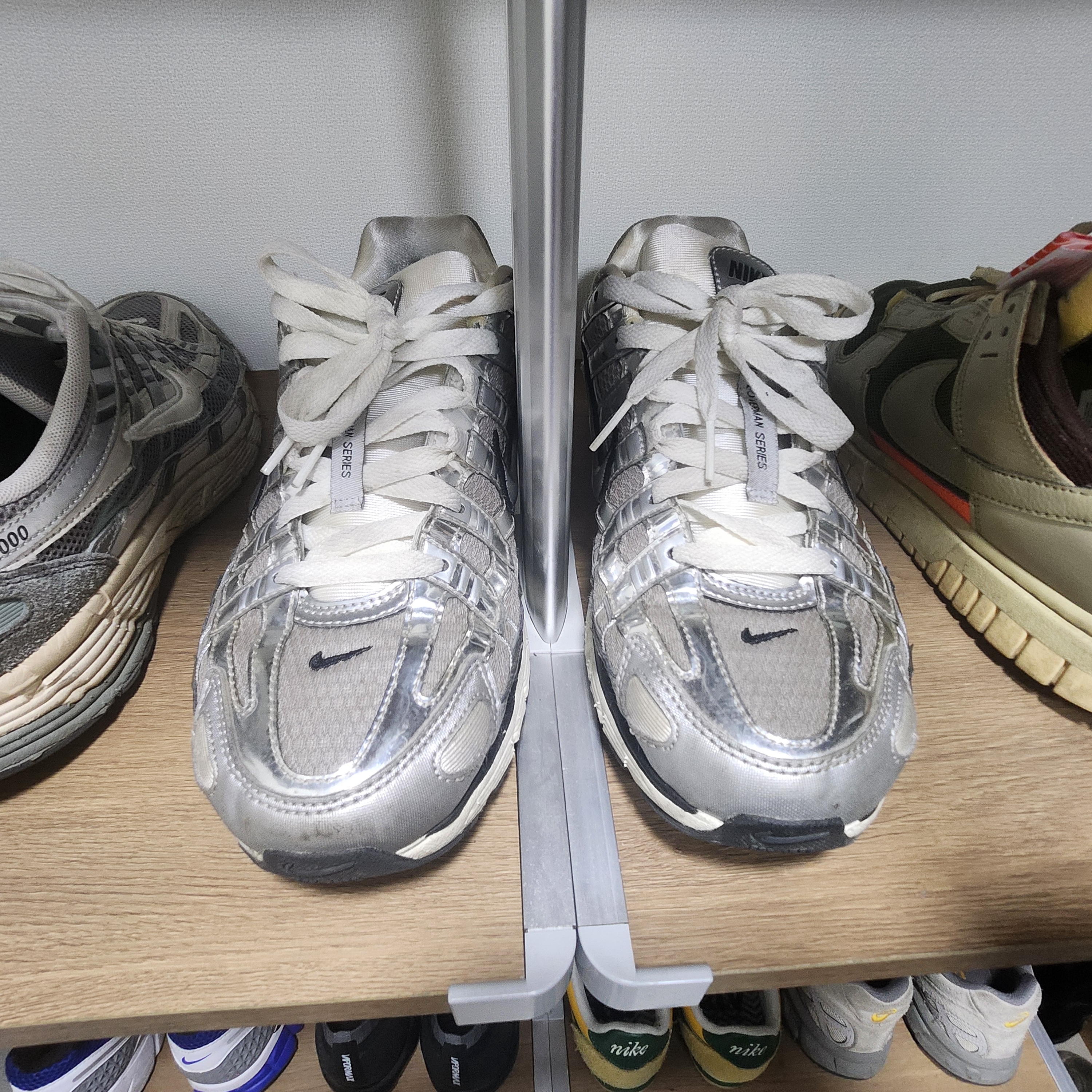 Nike P-6000 Metallic Silver 착용 스타일 - 1
