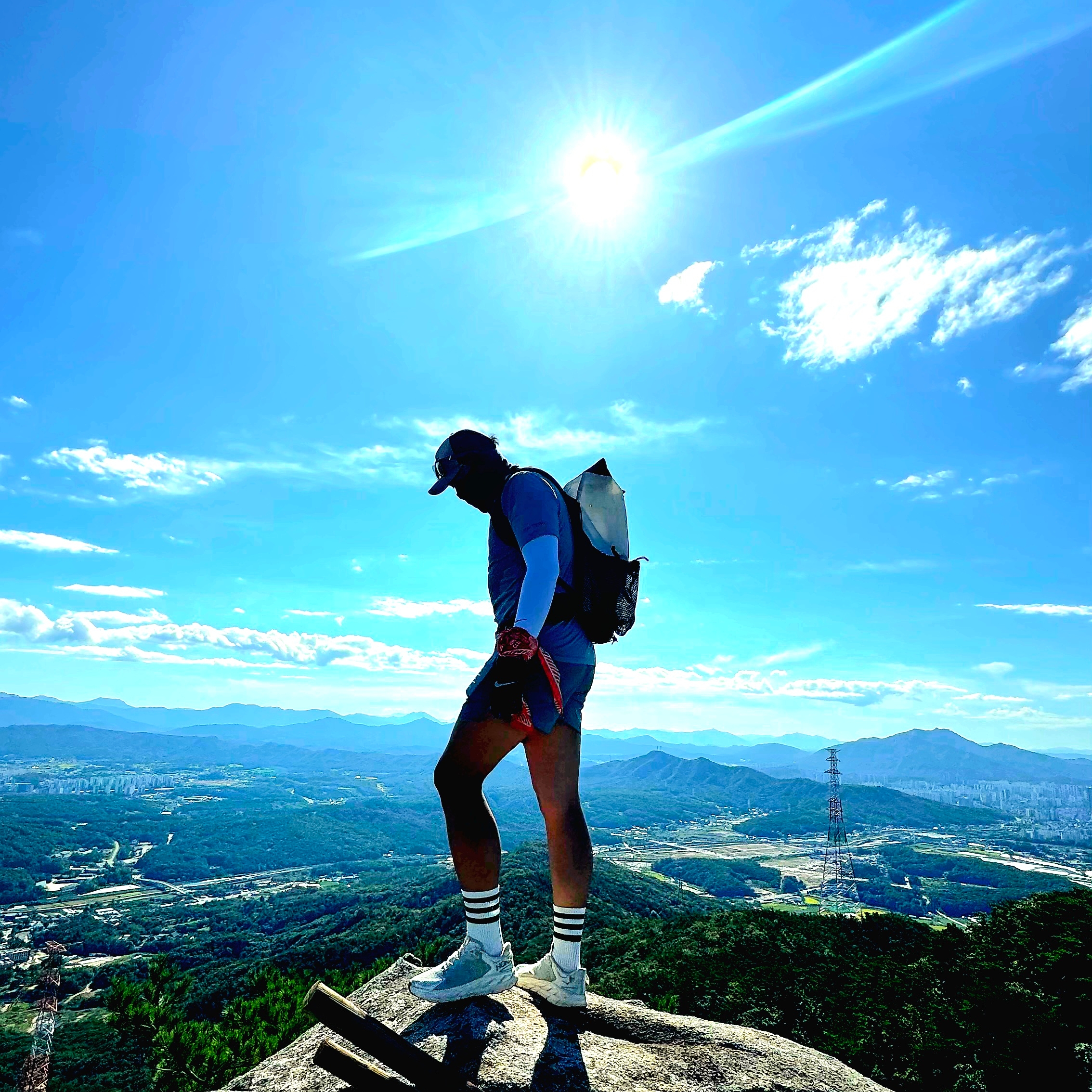 Hoka x Satisfy Mafate Speed 4 Lite Bone, Arc'teryx Cormac Crew Neck SS T-Shirt Stone Wash Heather 착용 스타일 - 1