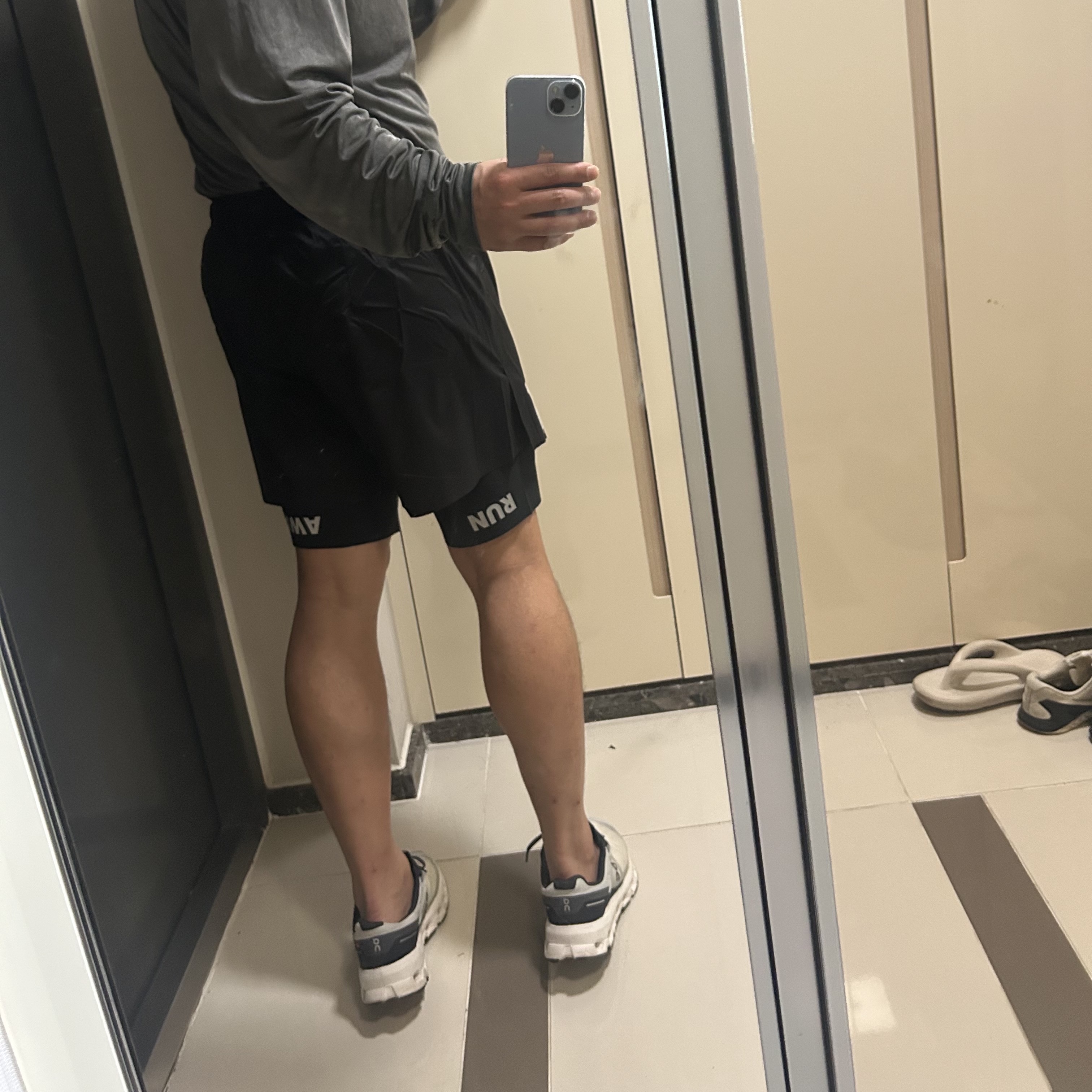 Satisfy Techsilk 8 Inch Shorts Black 착용 스타일 - 1