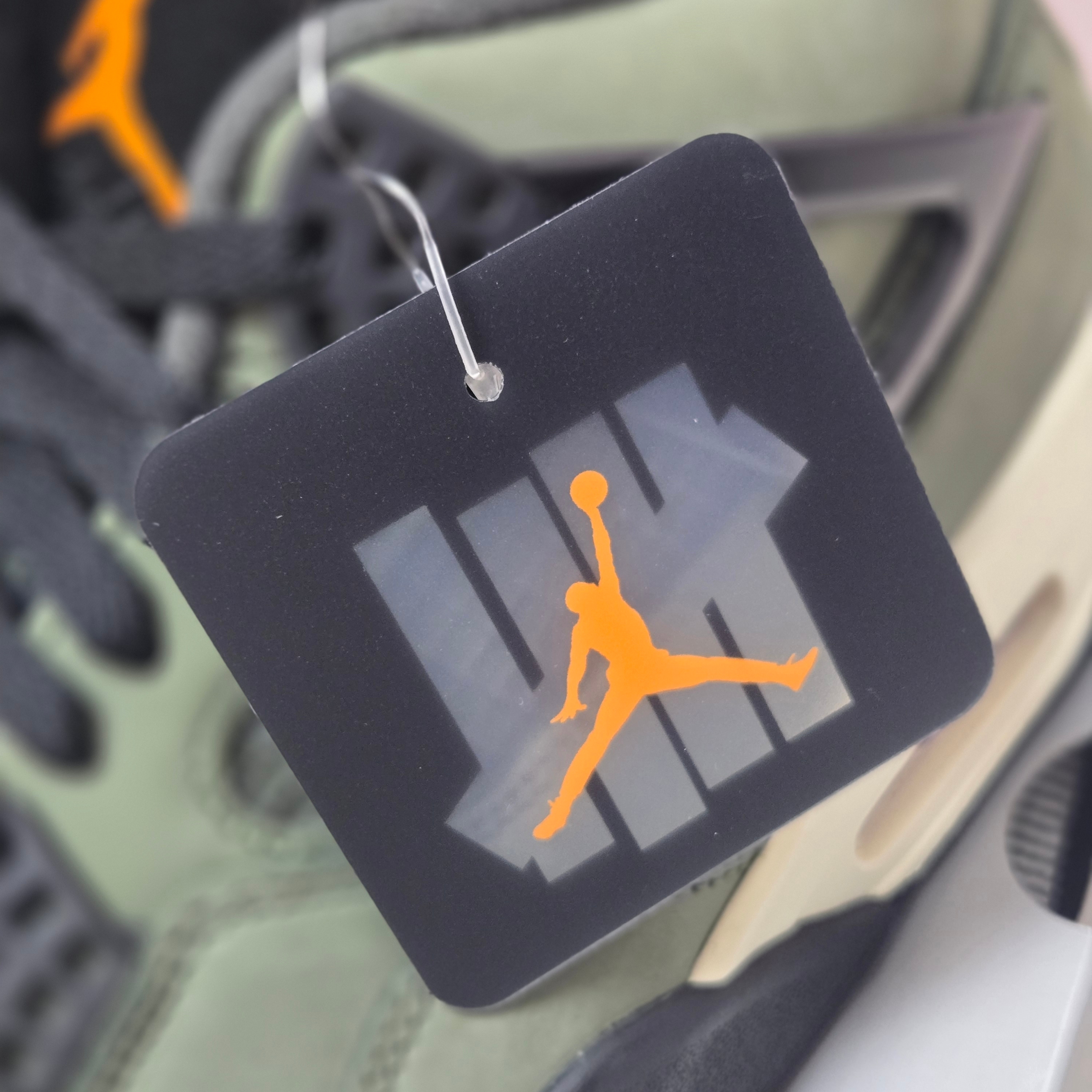 Jordan 4 x Undefeated Retro OG SP Deep Green and Clementine 착용 스타일 - 4