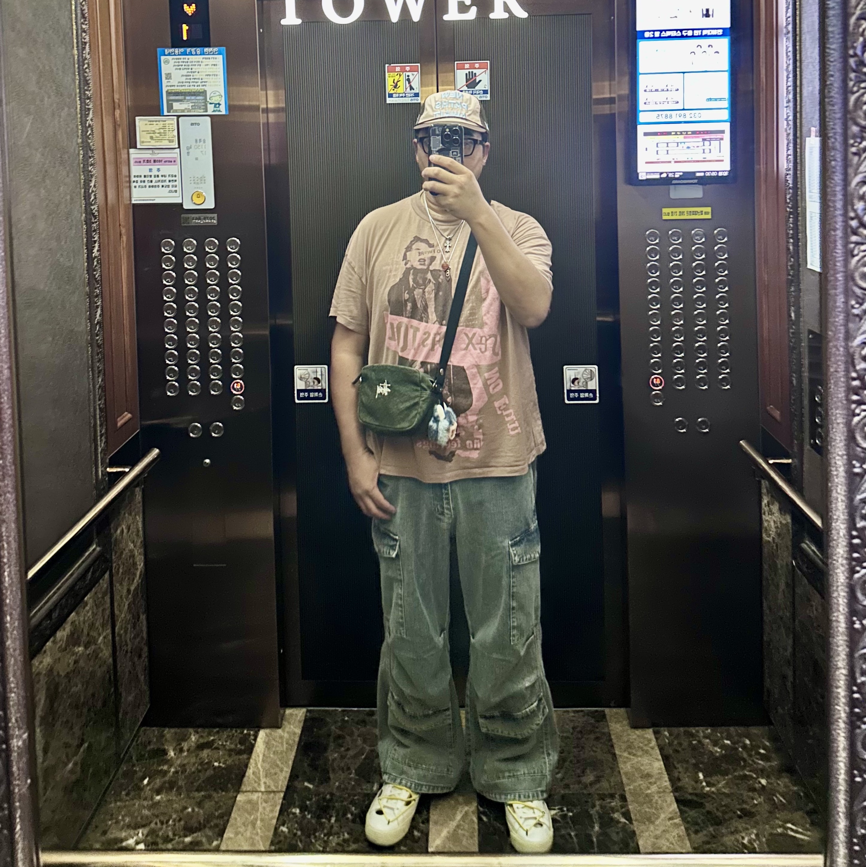 Alex Zono x Woodz New Paths Await Trucker Hat Beige, Stussy Canvas Side Pouch Washed Black 착용 스타일 - 1