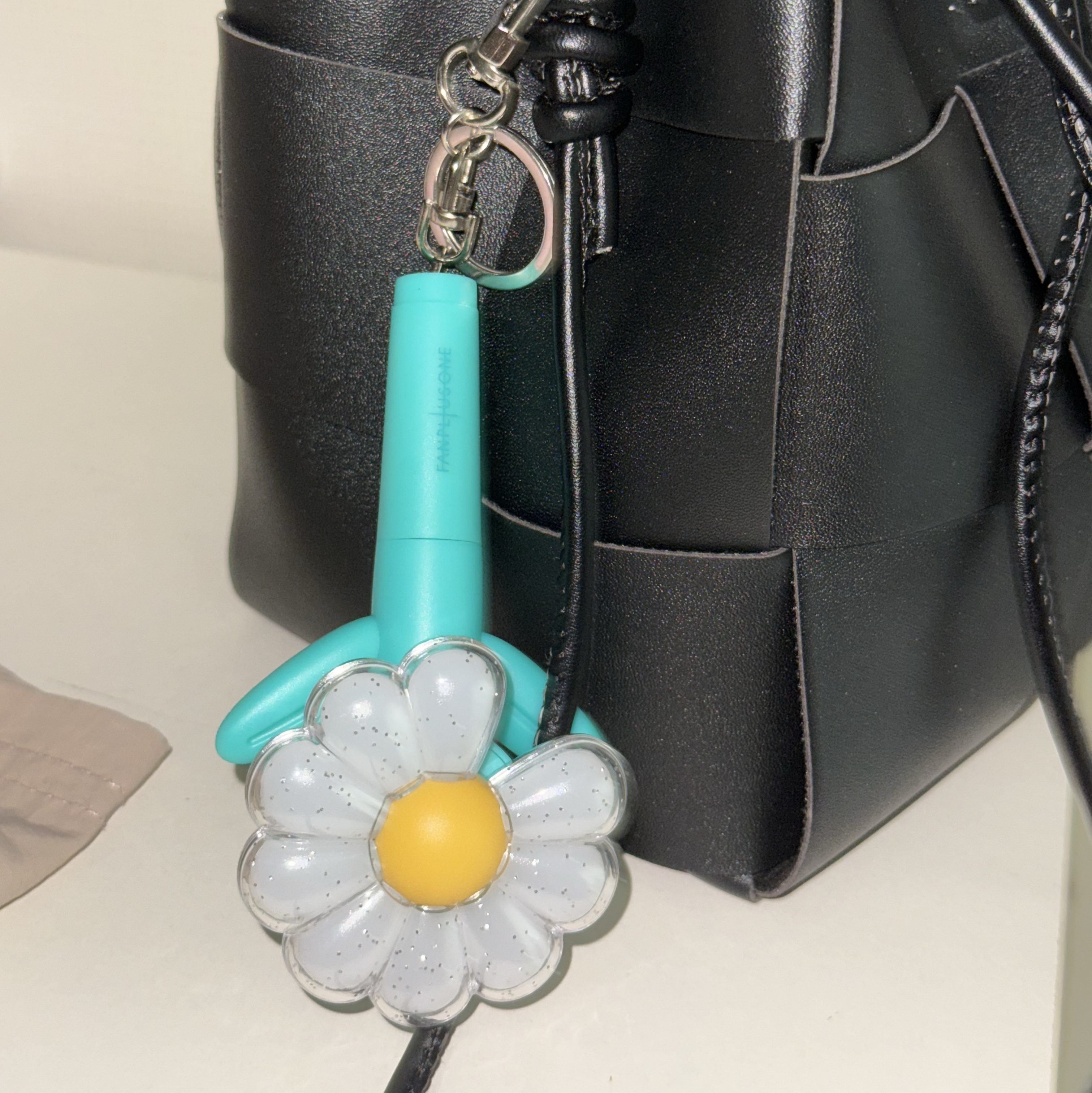 G-DRAGON Ubermensch Official Mini Light Keyring Mint 착용 스타일 - 3