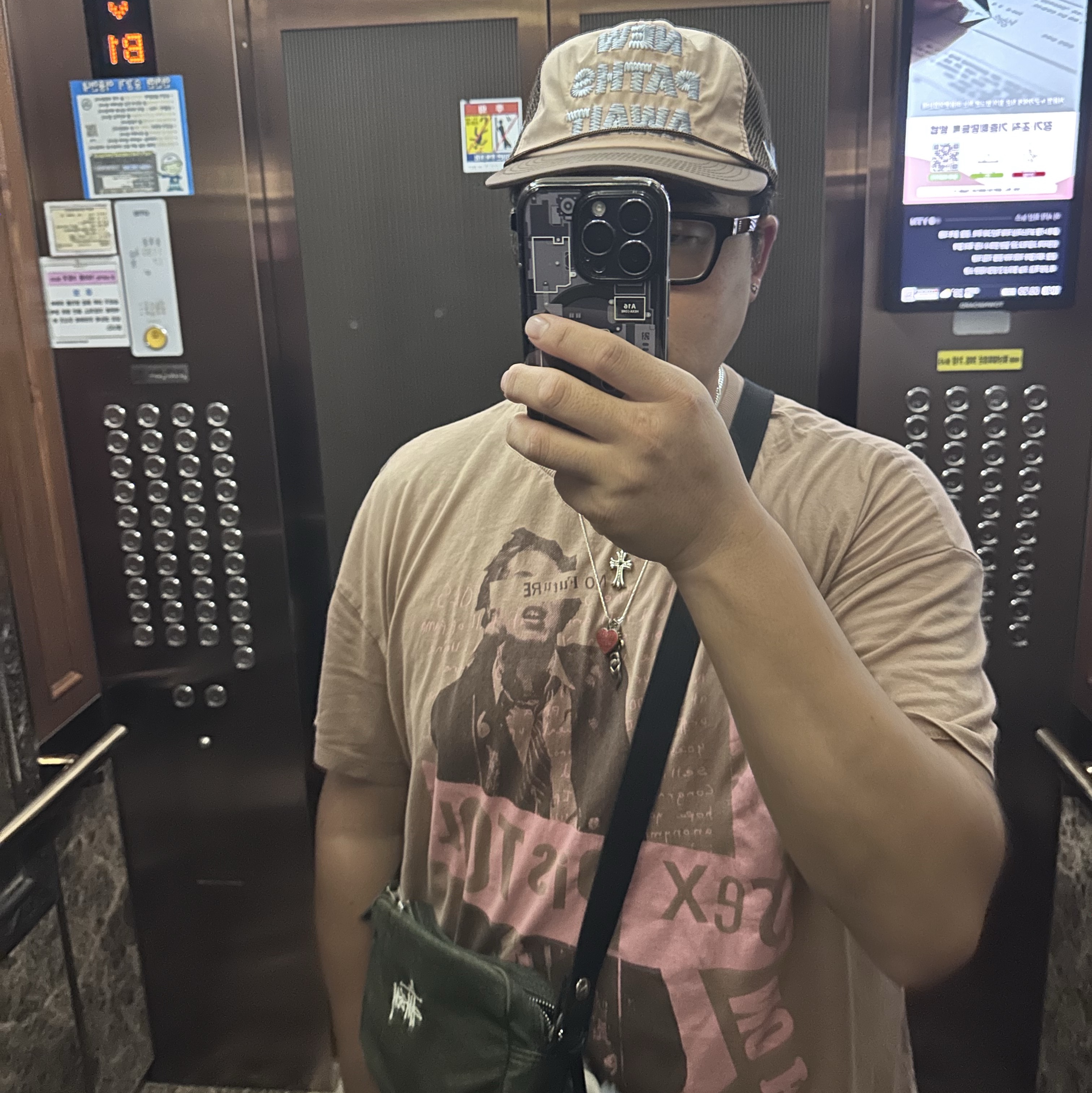 Alex Zono x Woodz New Paths Await Trucker Hat Beige, Stussy Canvas Side Pouch Washed Black 착용 스타일 - 2