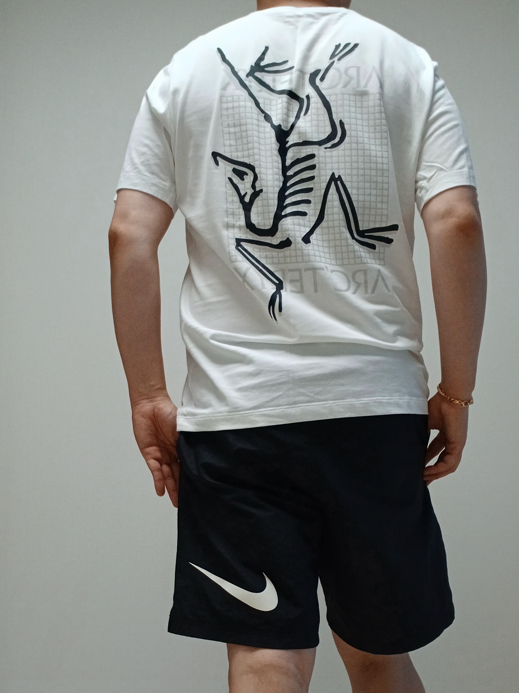 Arc'teryx Arc'Multi Bird Logo SS T-Shirt White Light, Nike x Stussy Shorts Black (FJ9167-010) 착용 스타일 - 7