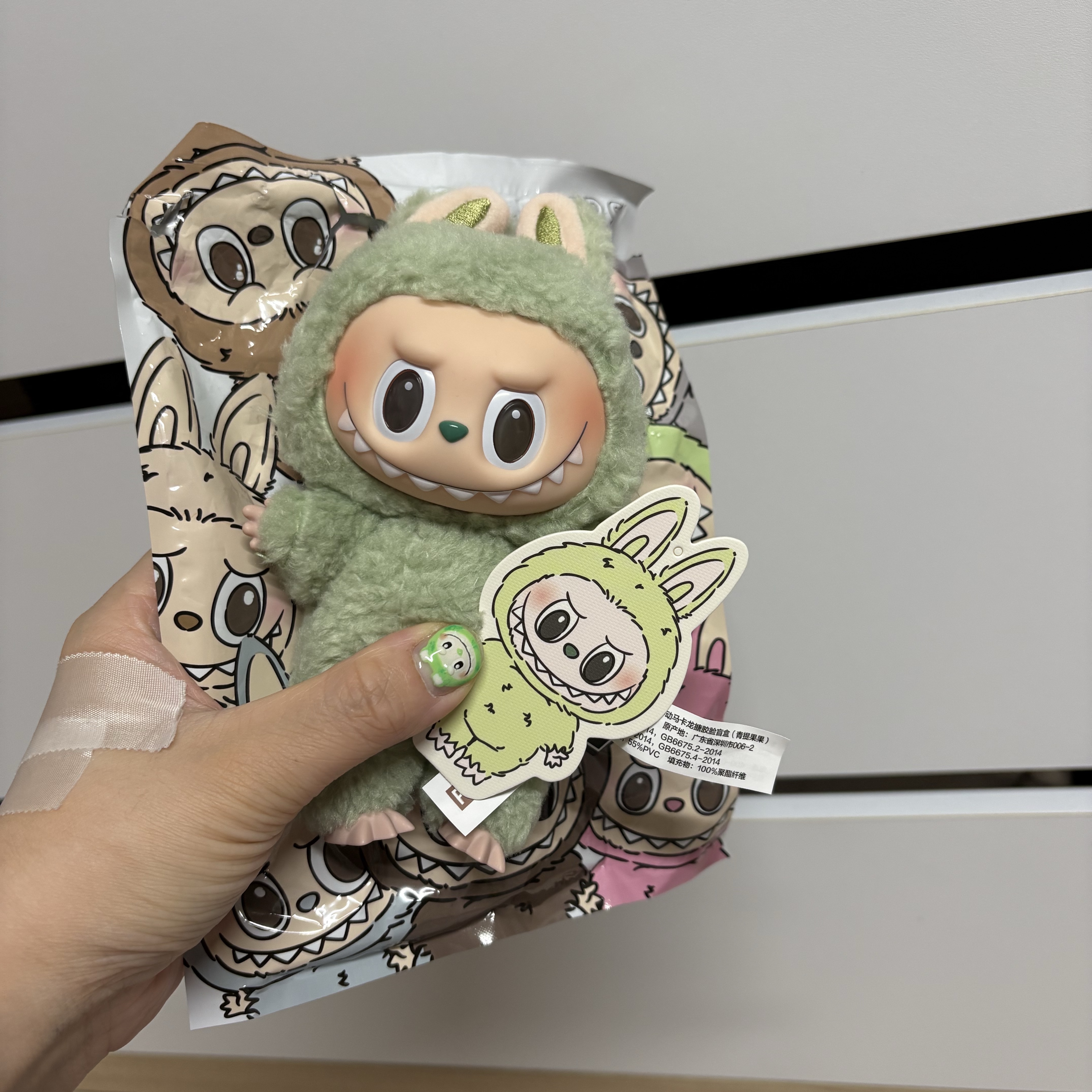 Pop Mart Labubu The Monsters Labubu Tasty Macarons Series Green Grape Keyring 착용 스타일