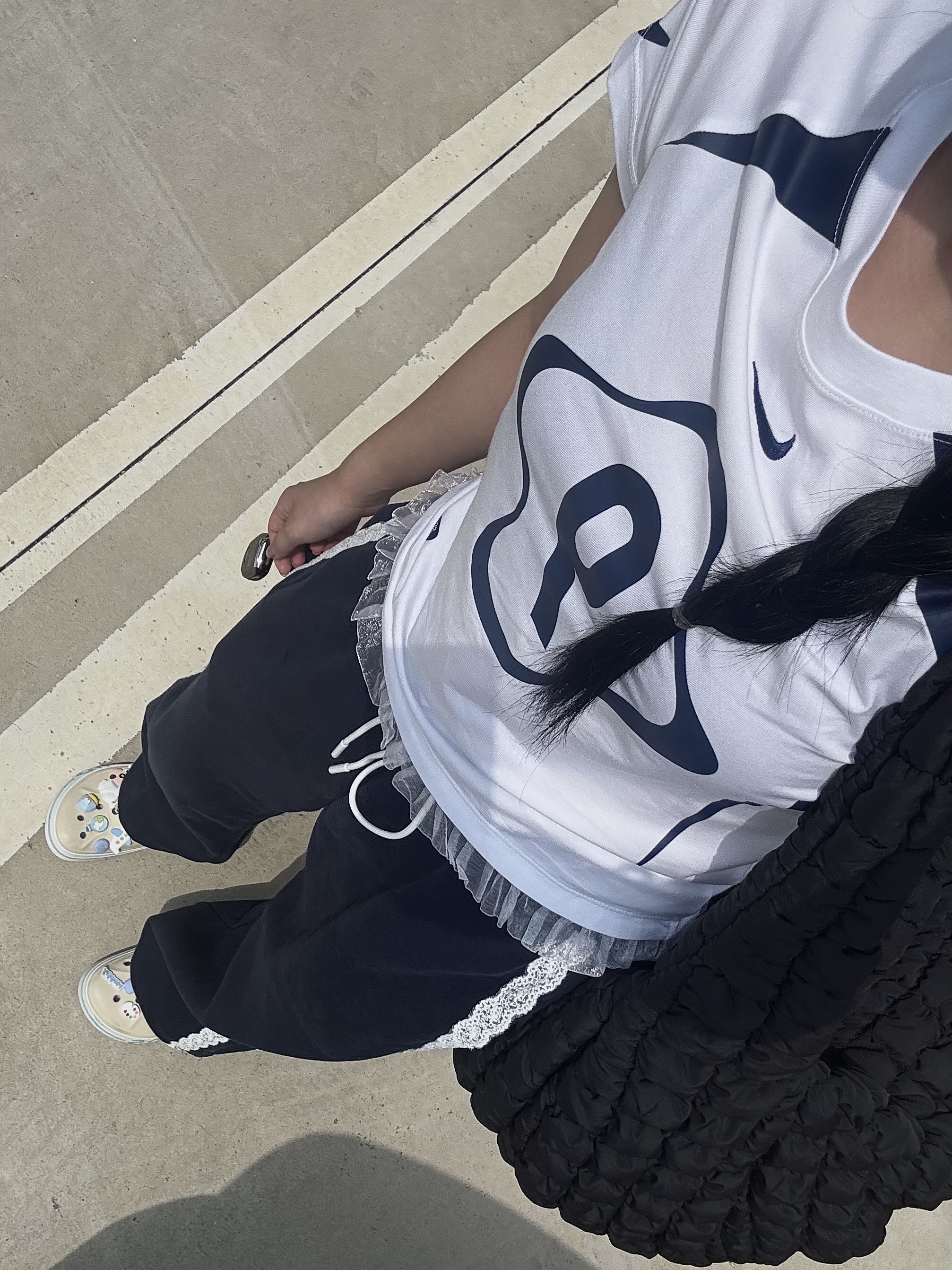 (W) Nike NSW Chill Knit Graphic T-Shirt White 착용 스타일 - 3