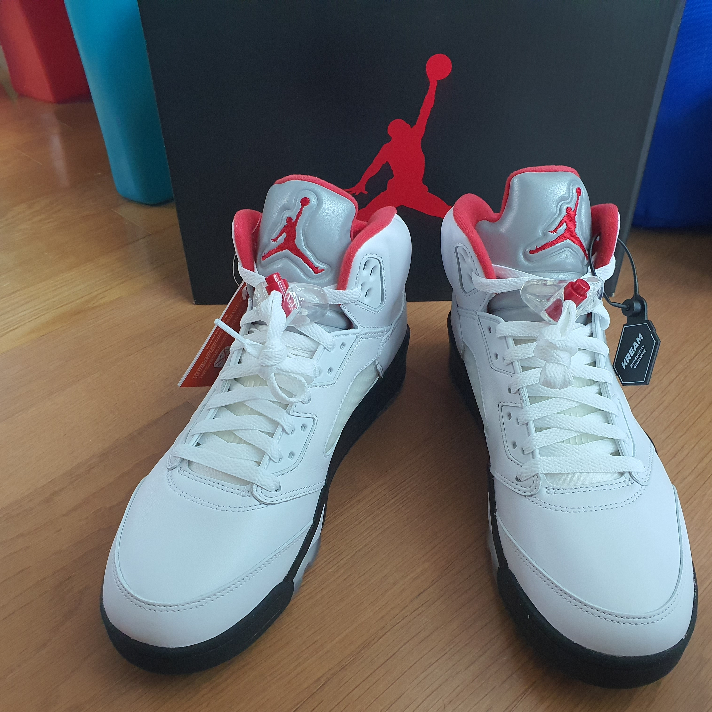 Jordan 5 Retro Fire Red Silver Tongue 2020 착용 스타일 - 4