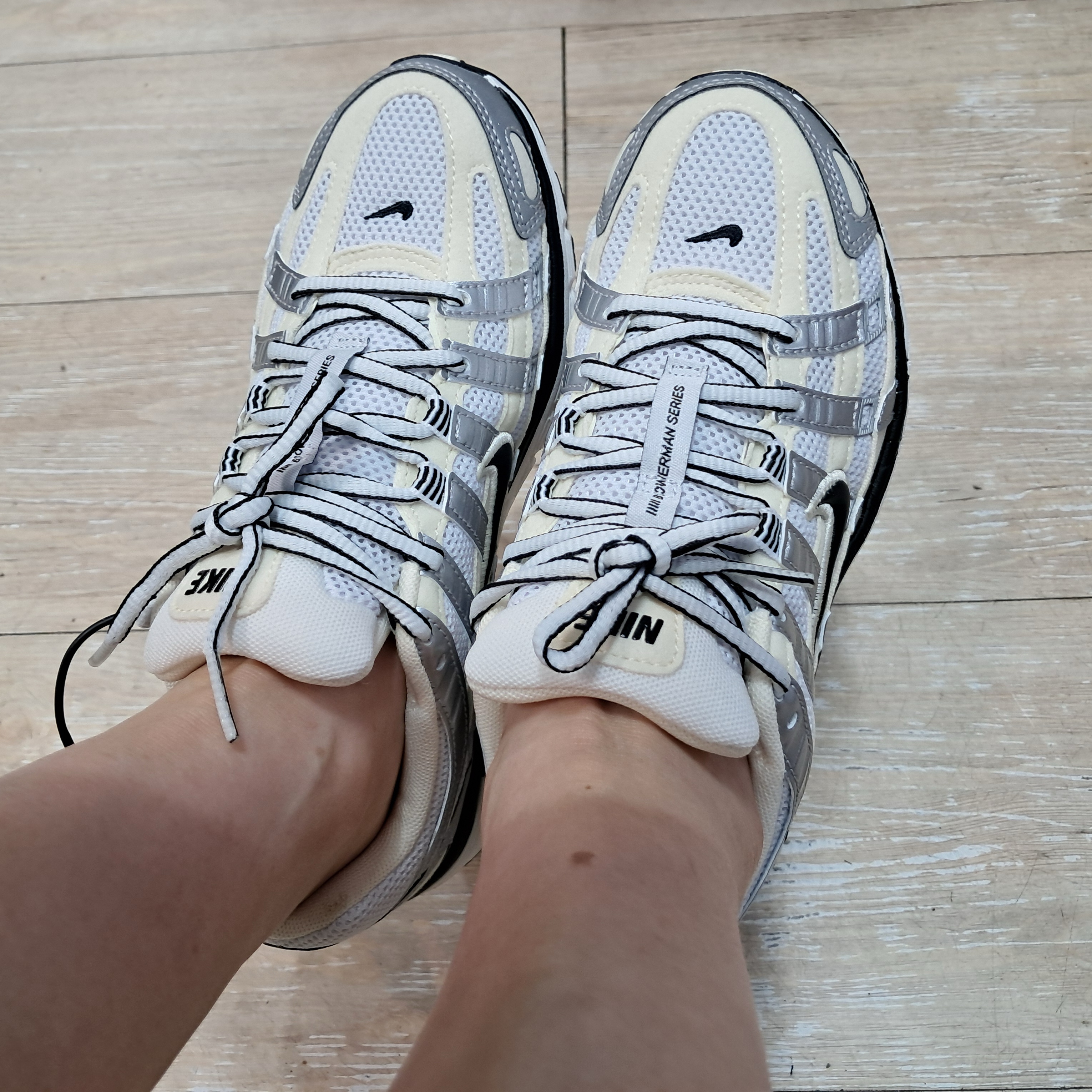 (W) Nike P-6000 Coconut Milk Metallic Silver 착용 스타일
